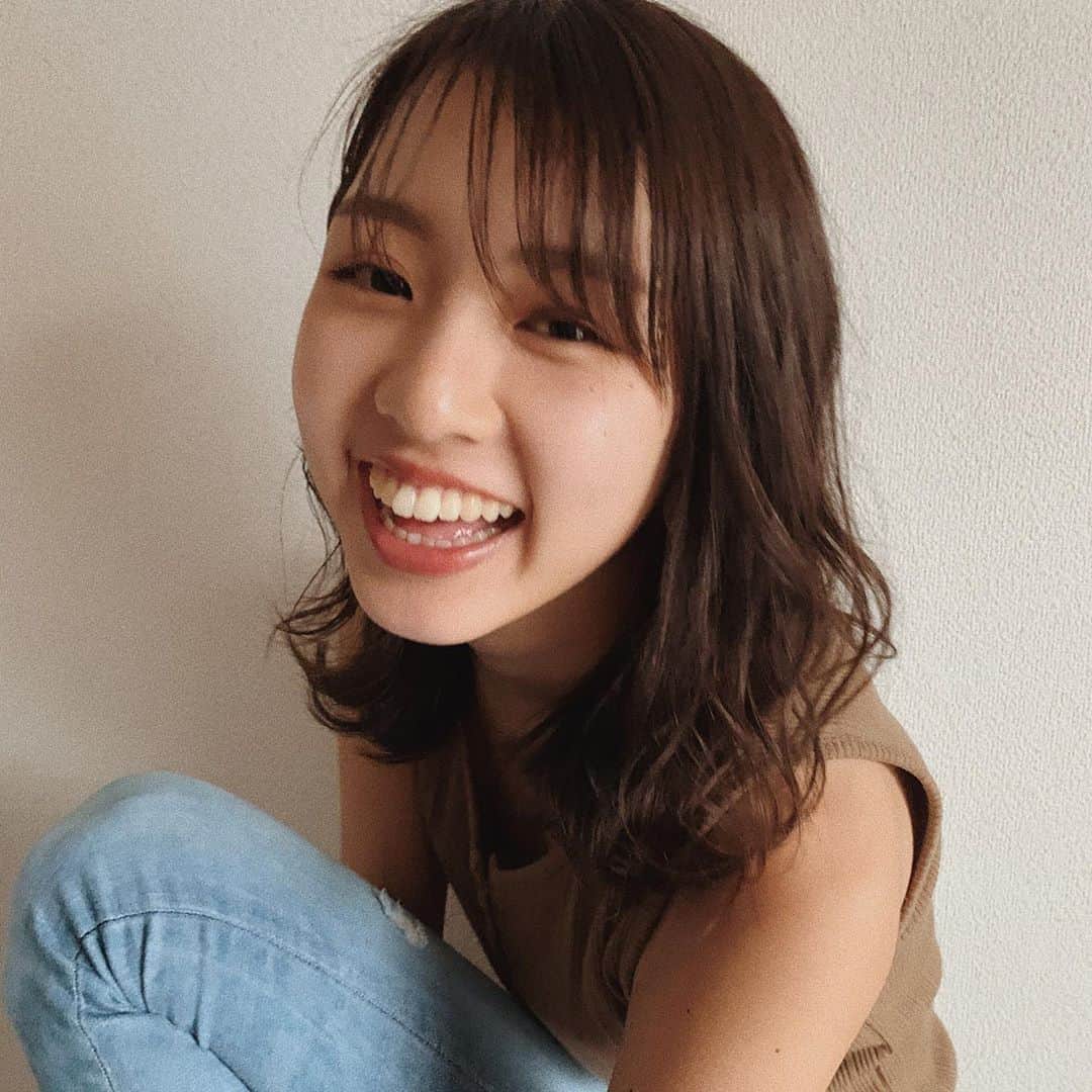のインスタグラム：「.  髪の毛いい感じに巻けたからサロモごっこ  美容室じゃないと本気出せへん笑 ただのふざけ写真🤪  #顔びみょいことは分かってる  #ふんわり巻き #ミディアムヘア #髪伸びた #外ハネミディアム #ゆる巻き」