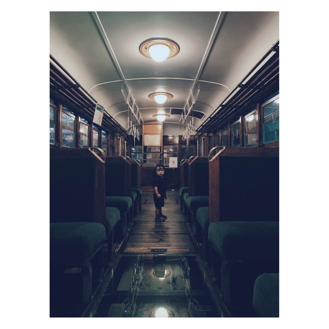 のインスタグラム：「鉄道博物館 とにかく景色が興奮して喜んで走り回っていた❗️ 最高の場所だった❗️ ※鉄道好きのこどもには本当にオススメです📌 🚃🚃🚃🚃🚃🚃🚃🚃🚃🚃🚃🚃 #鉄道博物館 #景色と見る景色 #こどものいる暮らし #鉄道 #電車 #景色 #柏木景色 #1歳6ヶ月 #男の子 #photooftheday #son #family #mood #train #trainmuseum #instatrain #instagood #funtime #yesterday #railwaymuseum」