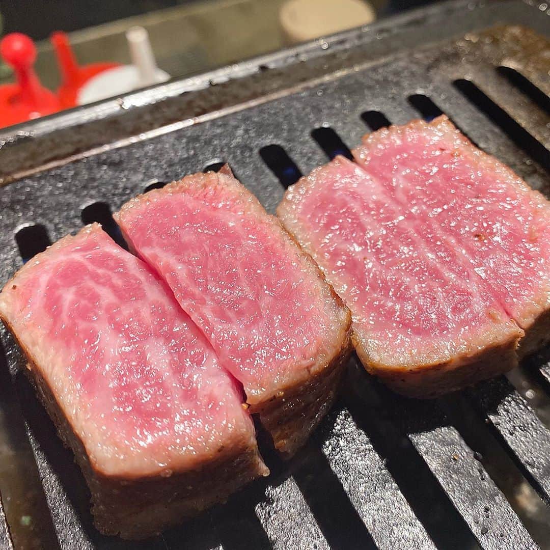 Mika Jimboさんのインスタグラム写真 - (Mika JimboInstagram)「【実は一七三の隠れうまメニュー 🥩焼肉一七三】﻿ ﻿ とりあえずしばらく焼肉食べれないと思って慌てて一七三！いつもハラミ食べてるけど、実はねヒレも美味しいんだよ🤪❤️﻿ ﻿ この日はシャトーブリアンがあったからそれ食べたった✌️あー。おいしい😟❤️﻿ ﻿ あと8千個食べたい☺﻿ ﻿ その日のおすすめ聞いて食べるのがいいよ👌そして、最近わたしのインスタ見て行ってくれてる人がたくさんいるみたいで嬉しい限り😂❤️﻿ ﻿ お店の人からたまに聞くと嬉しいんだよな〜☺️﻿ ﻿ ﻿ #焼肉ババア#一七三フォト#恵比寿#恵比寿グルメ#恵比寿ごはん#恵比寿ランチ#恵比寿テイクアウト#テイクアウト#恵比寿ディナー#焼肉好きな人と繋がりたい#肉好きな人と繋がりたい#美味しいもの好きな人と繋がりたい#東京のうまいメシシリーズ」9月4日 9時38分 - mikajimbox