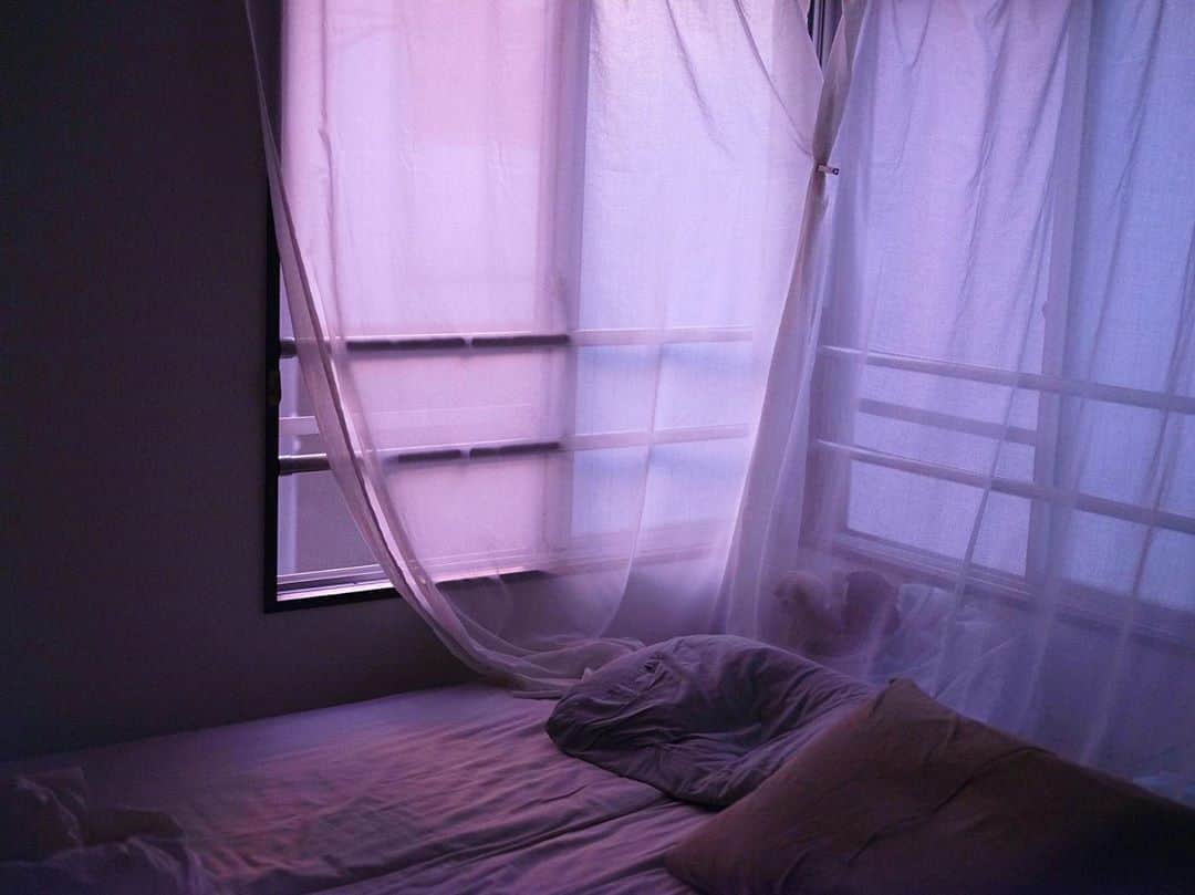 七咲友梨さんのインスタグラム写真 - (七咲友梨Instagram)「朝起きたら 空が 家の前の路地が 秘密の劇場になっていた。  窓を開けて お向かいさんの家と家の間から見える、巨大なライトのほんの一部を眺めながら もう一度夢に溶け込み 空をとびました。  #朝やけ」9月4日 9時47分 - nanasaki_yuri