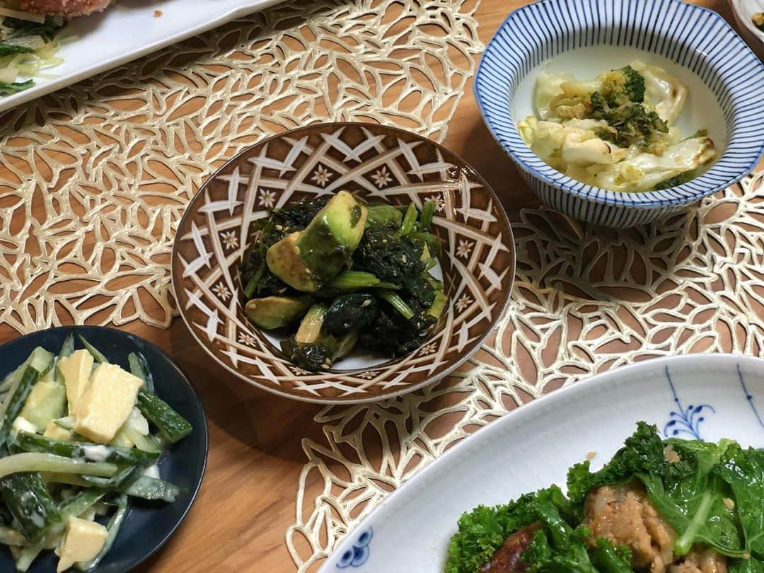 大戸千絵さんのインスタグラム写真 - (大戸千絵Instagram)「夫のアスリート飯 UPできてなかったものをひとつ🙏🏻🧡  献立 ご飯 キクラゲと卵のトマトスープ ケールの大豆ミートサンド スモークサーモンと水菜のサラダ 小松菜とチーズの和物 アボカドとほうれん草と海苔の胡麻和え キャベツクミンソテー オクラのおかか和え  きくらげにはビタミンDが含まれています。 ビタミンDは骨の形成に必要なビタミンです。 カルシウムを含む食材と一緒にしっかり摂るのがおすすめです！  #隠れあんぱんまんアリ」9月4日 9時40分 - chie_ohto