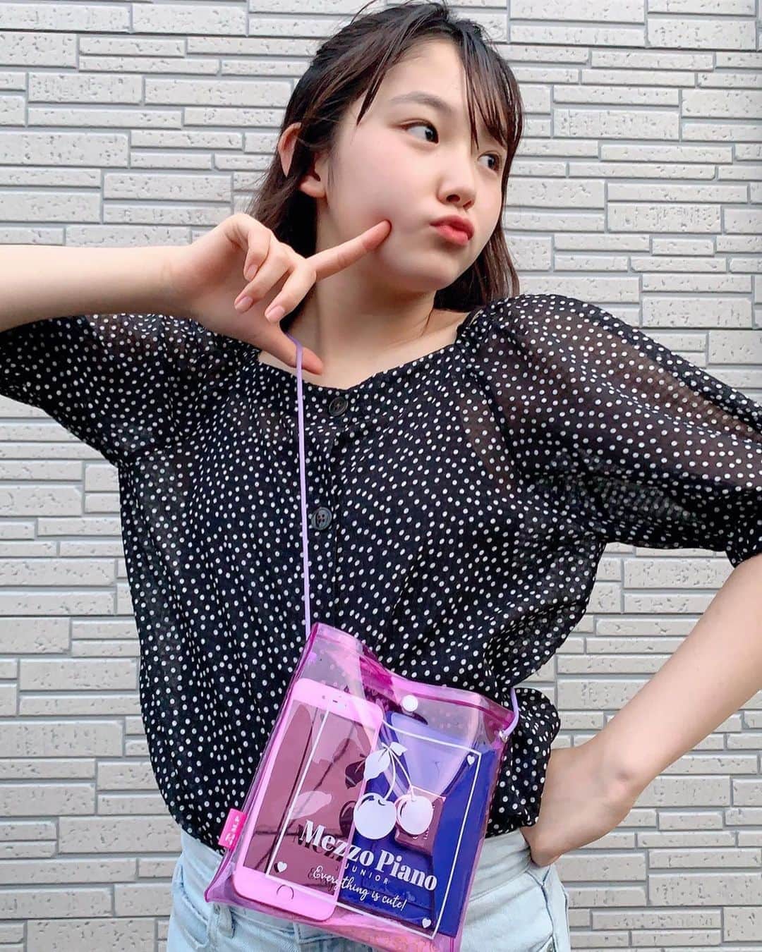 ニコ☆プチのインスタグラム：「ほっぺたかわい…🥰 ココのふろくの使い方❣️大人カジュアルコーデにもばっちり合うね〜😘  今月のふろく〜😘 みんなも、もう使ってるー？ ピンクがとっても可愛い💕 クリアーだからガーリーにもスポもカジュアルな格好にも合うね😊 みんなもこのサコッシュでファッションを楽しんでねー✨  #ニコプチ #ニコプチふろく #プチモのふろくの使い方  #ニコプチふろくのある生活  #メゾピアノジュニア #mezzopianojunior  #ふろく #井口虹姫」