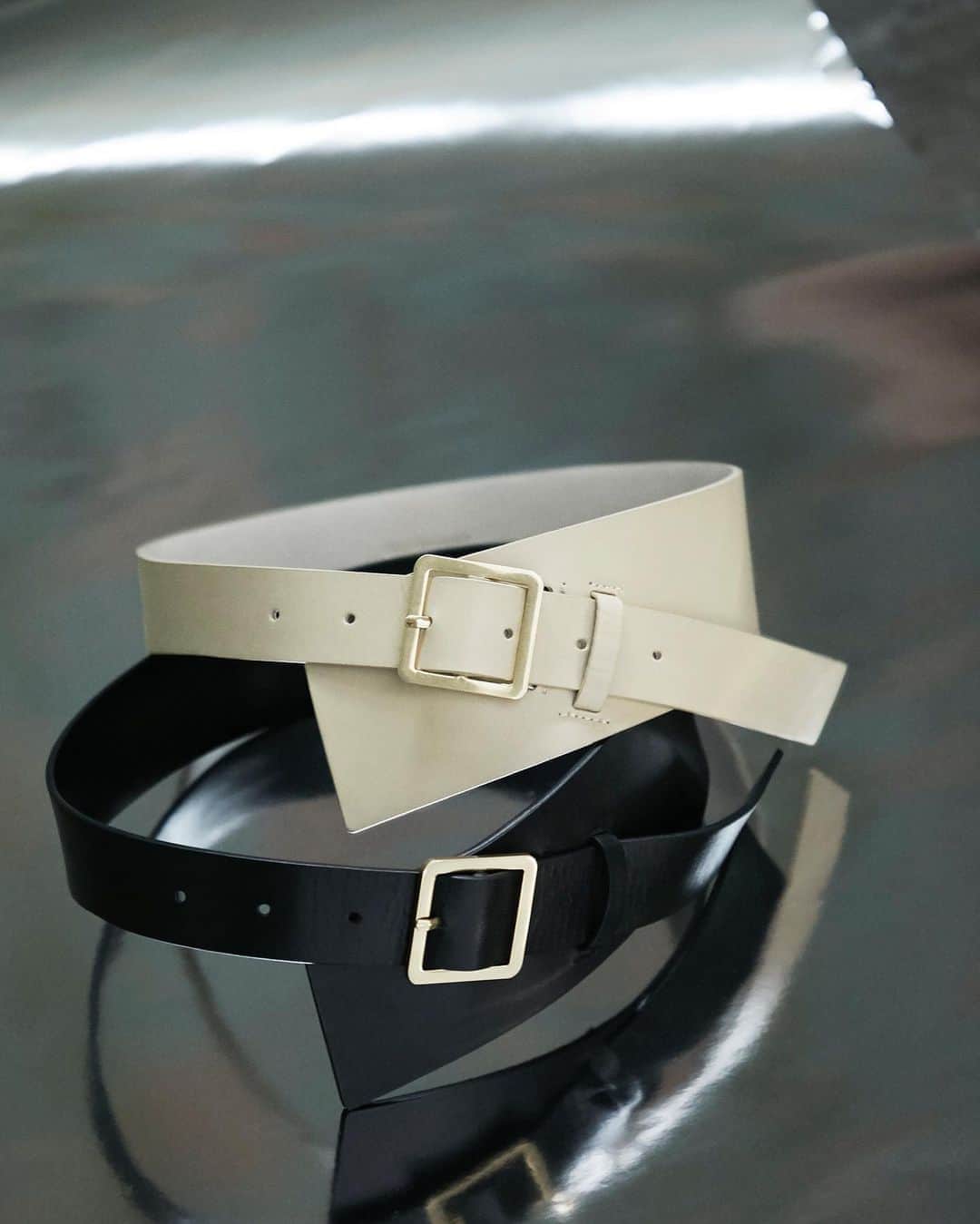 のインスタグラム：「【JILLSTUART SEPTEMBER 2020】﻿ MARIA BELT 092-0286001 col.beige,black ¥11,000+tax  #jillstuart ﻿ #jillstuart_jp ﻿ #2020aw ﻿#autumn #winter  #dark #romantic  #newarrivals  #onepiece」