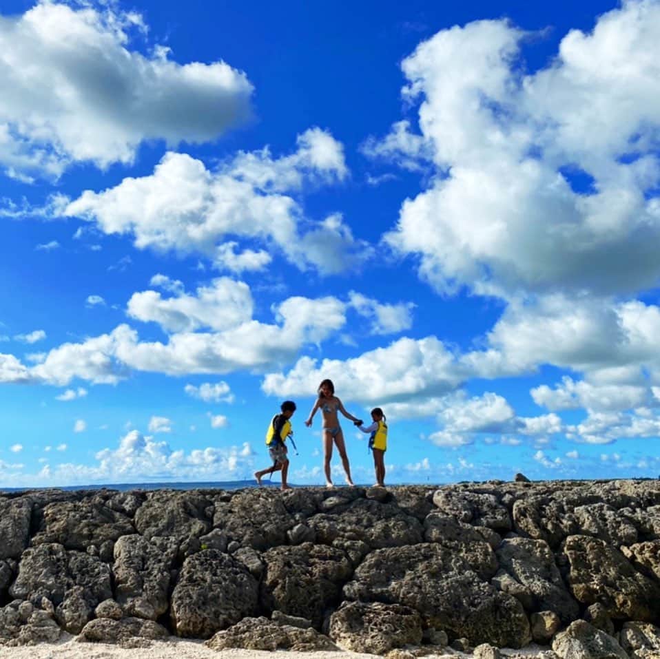 のインスタグラム：「風そよぐ　海辺の岩での空の下 子供ぞ夏のしるしなりける ⋆ ⋆ 百人一首　98番 藤原家隆の　無理やりの替え歌😂 ⋆ ⋆ 子供たちがいると、夏がより一層"夏"っぽく感じられる☺️ ⋆ ⋆ 【ダイエット日記】 ⋆ 洗い物しながら筋トレしてたらお兄ちゃんに『何してるの』と聞かれたので ちょっと太っちゃったからがんばってるのって言ったら、 兄『そんな事ないよ？ママはもう可愛いよ』 妹『うん！ママは可愛いよ？！！』 って言ってくれたから愛おしすぎて  隠し持ってた私の"1kg痩せたら食べる用"に買ってきたご褒美どら焼きをみんなで分けて食べました。 ⋆ ⋆ #あと3キロ頑張るぞ ⋆ ⋆ ⋆ ⋆ #familytrip#familytime#family#2kidsmama #mamaoftwo #mamof2kids #kids#trip#sea#diet#education」