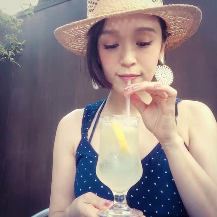 Soweluのインスタグラム：「先週の続き、、 昭和の喫茶店感に惹かれてオーダーしたレモンスカッシュ。 甘いと思って飲んだら まさかのノンシュガー100%🍋だった😱  Non sugar Lemon squash🍋 I thought it was sweet but that was 100% sour pure Lemon taste😭  ガムシロ置いてあった事に後で気づいたやつ。。  でも結局ガムシロは入れず、夏バテにも効きそうだったのでスッペーを楽しみながら飲み干しました。  酸っぱ過ぎて脳が活性化されたせいなのか 2つ目動画 最後のとっさに出た100%(ひゃくぱ)ラップ風はEXILEとドーベルマンインクとコラボした24karatsの曲中のドーベルマンのマネですw ・ ・ #すっぺー #レモンスカッシュ #ノンシュガー #100ぱ🍋 #昭和感 #レトロ喫茶」