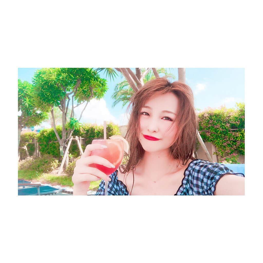 相田瑠菜さんのインスタグラム写真 - (相田瑠菜Instagram)「おはよー💙💙💙﻿ 夏真っ只中の写真と共に🐳🐠🐬﻿ ﻿ 私ピンク好きなんだけど、﻿ オーラ見てもらった事があって﻿ 実は1番濃くて多い色は﻿ 青と言われてます💙﻿ 皆のオーラは何色？﻿ ﻿ 秋の涼しさになってきましたね！﻿ 秋生まれなので秋が大好きです💓*°﻿ ﻿ ﻿ #プール #プール遊び #貸切 #沖縄好きな人と繋がりたい #ヒルトン北谷リゾート #沖縄旅行 #旅行好きな人と繋がりたい #旅行好き女子 #楽しい時間 #水着ギャル #水着 #大人の本気 #朝活 #朝時間 #北谷 #travel #vacation #likeforlikes #liketime #following #followｍe #japanesegirl #okinawajapan #lover #happytime #smile #goodday #オーラ」9月4日 10時00分 - _aina_official