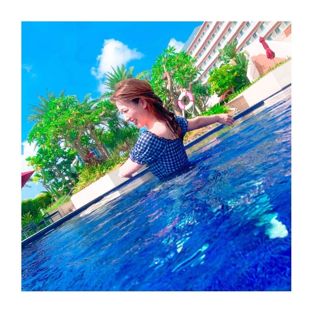 相田瑠菜さんのインスタグラム写真 - (相田瑠菜Instagram)「おはよー💙💙💙﻿ 夏真っ只中の写真と共に🐳🐠🐬﻿ ﻿ 私ピンク好きなんだけど、﻿ オーラ見てもらった事があって﻿ 実は1番濃くて多い色は﻿ 青と言われてます💙﻿ 皆のオーラは何色？﻿ ﻿ 秋の涼しさになってきましたね！﻿ 秋生まれなので秋が大好きです💓*°﻿ ﻿ ﻿ #プール #プール遊び #貸切 #沖縄好きな人と繋がりたい #ヒルトン北谷リゾート #沖縄旅行 #旅行好きな人と繋がりたい #旅行好き女子 #楽しい時間 #水着ギャル #水着 #大人の本気 #朝活 #朝時間 #北谷 #travel #vacation #likeforlikes #liketime #following #followｍe #japanesegirl #okinawajapan #lover #happytime #smile #goodday #オーラ」9月4日 10時00分 - _aina_official