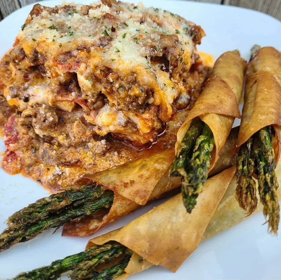 Flavorgod Seasoningsさんのインスタグラム写真 - (Flavorgod SeasoningsInstagram)「🔥 MEAT-ZAGNA 🔥 with crispy garlic asparagus bundles 🍃 This no-noodle dish is a #lowcarb winner⁠ -⁠ Customer:👉 @lowkarbkhaleesi⁠ Seasoned with:👉 #Flavorgod Italian Zest Seasoning⁠ -⁠ Add delicious flavors to any meal!⬇⁠ Click the link in my bio @flavorgod⁠ ✅www.flavorgod.com⁠ -⁠ 1 lb thick sliced turkey or chicken⁠ 8 oz large sliced pepperoni⁠ 1/2 lb ground beef⁠ 1/2 lb ground italian sausage⁠ 2 cups pasta sauce⁠ 1 cup ricotta cheese⁠ 1 cup cottage cheese⁠ 1 egg⁠ 1 tsp @FlavorGod italian zest⁠ 1/2 tsp parsley⁠ 1/2 tsp garlic powder⁠ 1/4 tsp black pepper⁠ 2 cups shredded mozzarella⁠ grated parmesan cheese⁠ ▪︎▪︎▪︎⁠ • Cook ground beef and sausage in a skillet until no longer pink. Stir in pasta sauce. In separate bowl ~ mix ricotta, cottage cheese, egg, 1 cup mozzarella, and seasonings⁠ • In a 9x9 baking dish, layer:⁠ ☆ meat sauce⁠ ☆ sliced turkey⁠ ☆ pepperoni⁠ ☆ cheese mixture⁠ ☆ grated parmesan⁠ • Repeat twice. End the layers with meat sauce, remaining mozzarella, and parmesan. Bake covered at 375° for 45 minutes. Let cool 10 minutes then slice and serve⁠ .⁠ .⁠ .⁠ 💚 Crispy Garlic Asparagus Bundles:⁠ 1 bundle fresh asparagus⁠ garlic salt⁠ 1 @CutDaCarb flatbread (💥 10% off link in bio)⁠ 1/4 cup shredded colby jack⁠ ▪︎▪︎▪︎⁠ • Wash and trim asparagus. Place on plate with 3 Tbsp water. Place another plate on top and steam in microwave for 5 minutes⁠ • Season asparagus with garlic salt. Cut flatbread into 8 small rectangles. Top each with a little cheese and 3-4 spears on a diagonal. Fold flatbread around asparagus and fry, folded side down, in avocado oil until golden⁠ -⁠ Flavor God Seasonings are:⁠ 💥 Zero Calories per Serving ⁠ 🙌 0 Sugar per Serving⁠ 🔥 #KETO & #PALEO Friendly⁠ 🌱 GLUTEN FREE & #KOSHER⁠ ☀️ VEGAN-FRIENDLY ⁠ 🌊 Low salt⁠ ⚡️ NO MSG⁠ 🚫 NO SOY⁠ 🥛 DAIRY FREE *except Ranch ⁠ 🌿 All Natural & Made Fresh⁠ ⏰ Shelf life is 24 months⁠ -⁠ #food #foodie #flavorgod #seasonings #glutenfree #mealprep #seasonings #breakfast #lunch #dinner #yummy #delicious #foodporn」9月4日 10時01分 - flavorgod