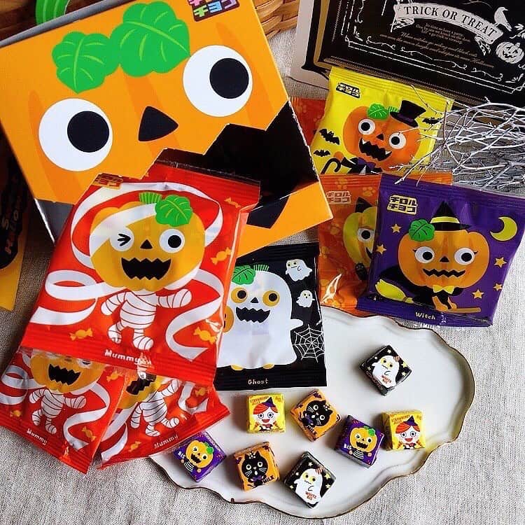 チロルチョコのインスタグラム：「10月31日はハロウィン🎃  チロルから【ハロウィンBOX】＆【ハロウィンカップ】が登場いたします☠🎃  ▫️ハロウィンBOX ジャックオランタンをデザインした取って付きのBOXタイプ💁 中の個包装デザインは5種類😍 ・いちごゼリー ・ホワイトビス ・ミルク ・ビス の四種類のチロルが入っています🧚‍♀️ どどん！と56個入り🥺 みんなでシェアシェア🎶  ▫️ハロウィンカップ 人気のハロウィンカップがリニューアル ⭐️ 個包装の可愛いおばけたちがキラキラになってハロウィンを彩ります🎃🦇🕸 ・ブラッドストロベリー ・パンプキン ・コーヒーヌガー ・ビス ・ミルク ・ホワイトビス の6種類のチロルがはいっていますよ〜♥️ ハロウィンらしいフレーバーにも注目です👀⚡️  みんなでシェア👩‍❤️‍👩 チロルでパーティ🎈👯👯🎈  是非お試し下さい〜 🍬🎃✞👻trick or treat👻✞🎃🍬  #tirol #tirolchoco #チロルチョコ #チロル #チョコレート #おやつタイム #chocolate   #おやつ #onmytable #sweetstable #スイーツ部 #おうちカフェ #日々の暮らし #sweettooth  #チョコ #おやつの時間  #スイーツ女子  #スイーツ男子  #チョコラブ  #chocolatelover  #snack #スイーツ大好き #sweetsmile #スイーツ  #shopチロルチョコ#ハロウィン#ハロウィンカップ#ハロウィンBOX#限定#おうち時間」