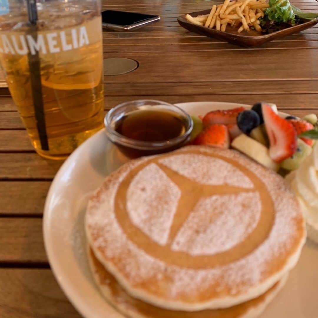 渡辺かなえのインスタグラム：「久しぶりに会えたー❤️ あっという間の時間だったー😭レンくん初めまして❤️🍼 車とカフェのLINK🚙🍹強風でさらに感染対策バッチリw #メルセデスカフェ#laumelia_cafe新浦安  目の前は万華鏡♨️#g350d  プレゼントありがとうございました🎁❤️#marksandweb #ありがとうねーちゃん　(・∀・)癒しのひとときでした☕️ 最近レモネードがお好き🍋」