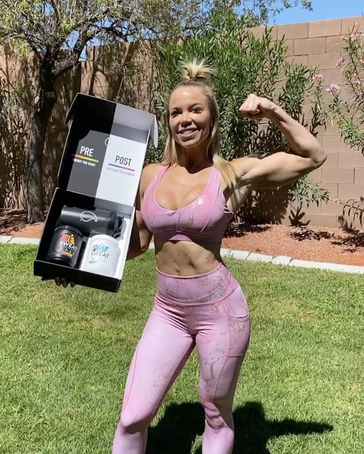 Lauren Drain Kaganのインスタグラム：「GET MOTIVATED & FEEL LESS SORE! PRE & POST WORKOUT by @sportsresearch -  two banging new products! Delicious energizing workout! And an excellent hydrating post workout muscle and electrolyte recovery! Take before & after sweat seshs and lifts! Check my IG stories for C0DE and LlNK!」