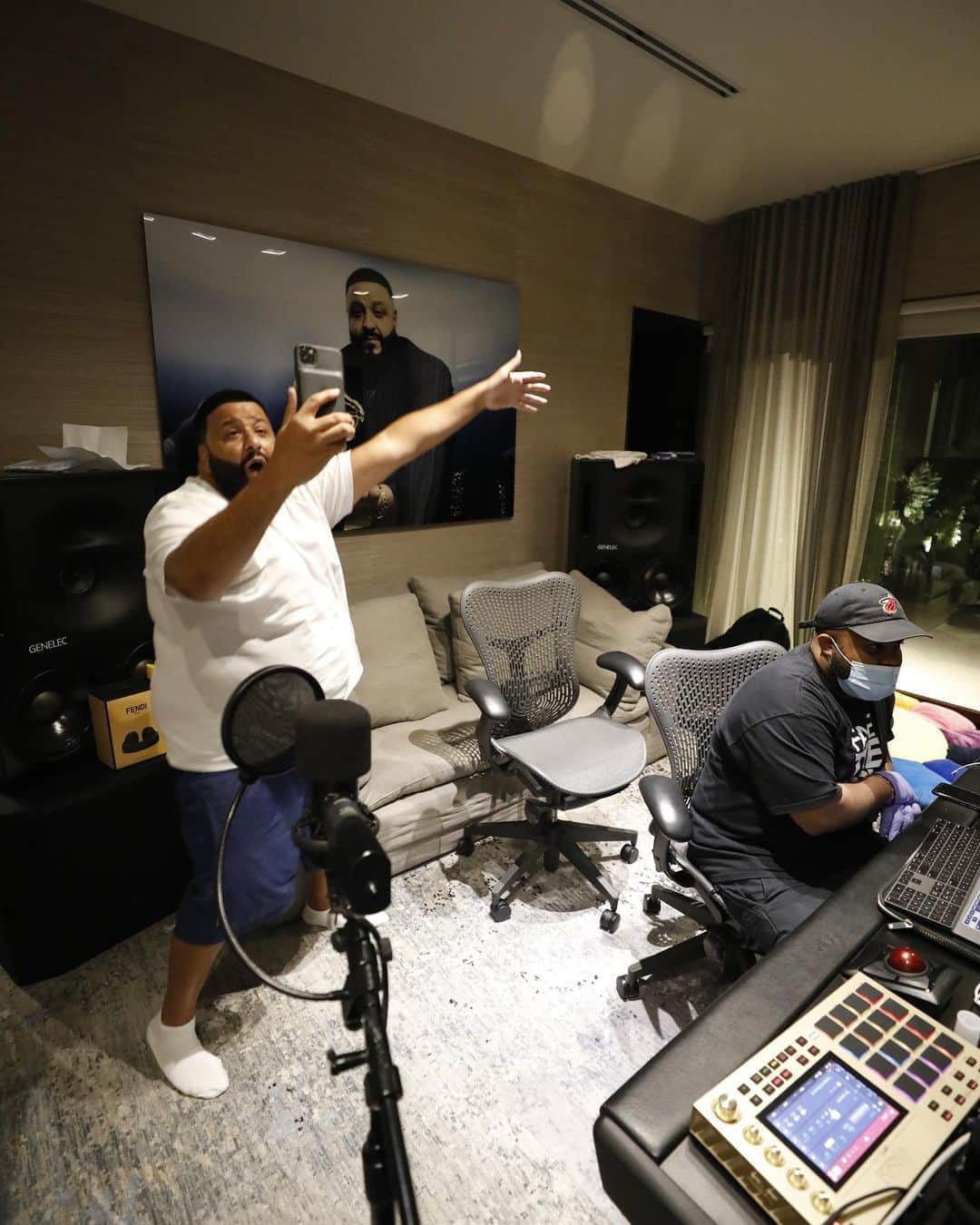 DJキャレドさんのインスタグラム写真 - (DJキャレドInstagram)「On the phone 📱 wit Canada 🇨🇦 !  Something coming !  FAN LUV I DID FOR YOU ! I didn’t give up! Luv always KHALED KHALED」9月4日 10時13分 - djkhaled