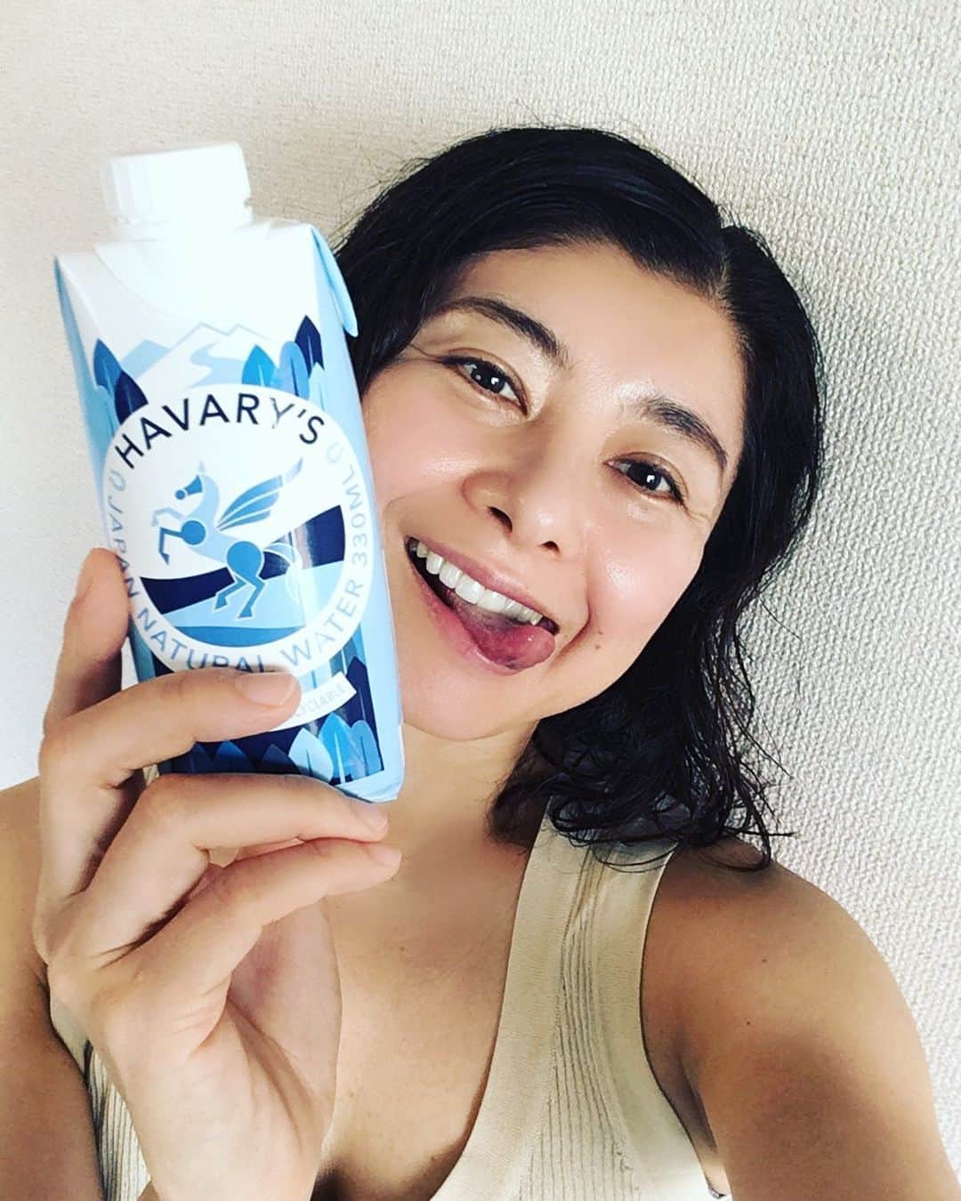 間々田佳子のインスタグラム：「私たちの地球を守るためにできること お水も紙パック  新しい感覚 #間々田佳子 #表情筋研究家 #顔もカラダも水でできてる  #saveourearth  #havarysjapannaturalwater @havarys_official」