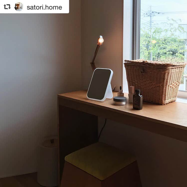 Otto Japan(オットージャパン) のインスタグラム：「@satori.home さん ご紹介ありがとうございます！  #repost @satori.home ・・・ 朝はこの窓際のデスクで ご飯を食べたり、メイクをしたりしています☺️  ͏乾燥肌なので ほぼ一年中オイルを使うのですが 今使っているのは @my.motto.jp さんで見つけた BOOMING_BOBのボディオイル☺︎ （https://store.otto.jp） ͏ 私はこのオイルを化粧水の前に付けてから メイクをしています💄  ͏メイク道具はアンティークショップで買った籠に入れて いつもデスクの足元へ…🧺 中はダイソーで買った入れ物で仕切っています☺︎」