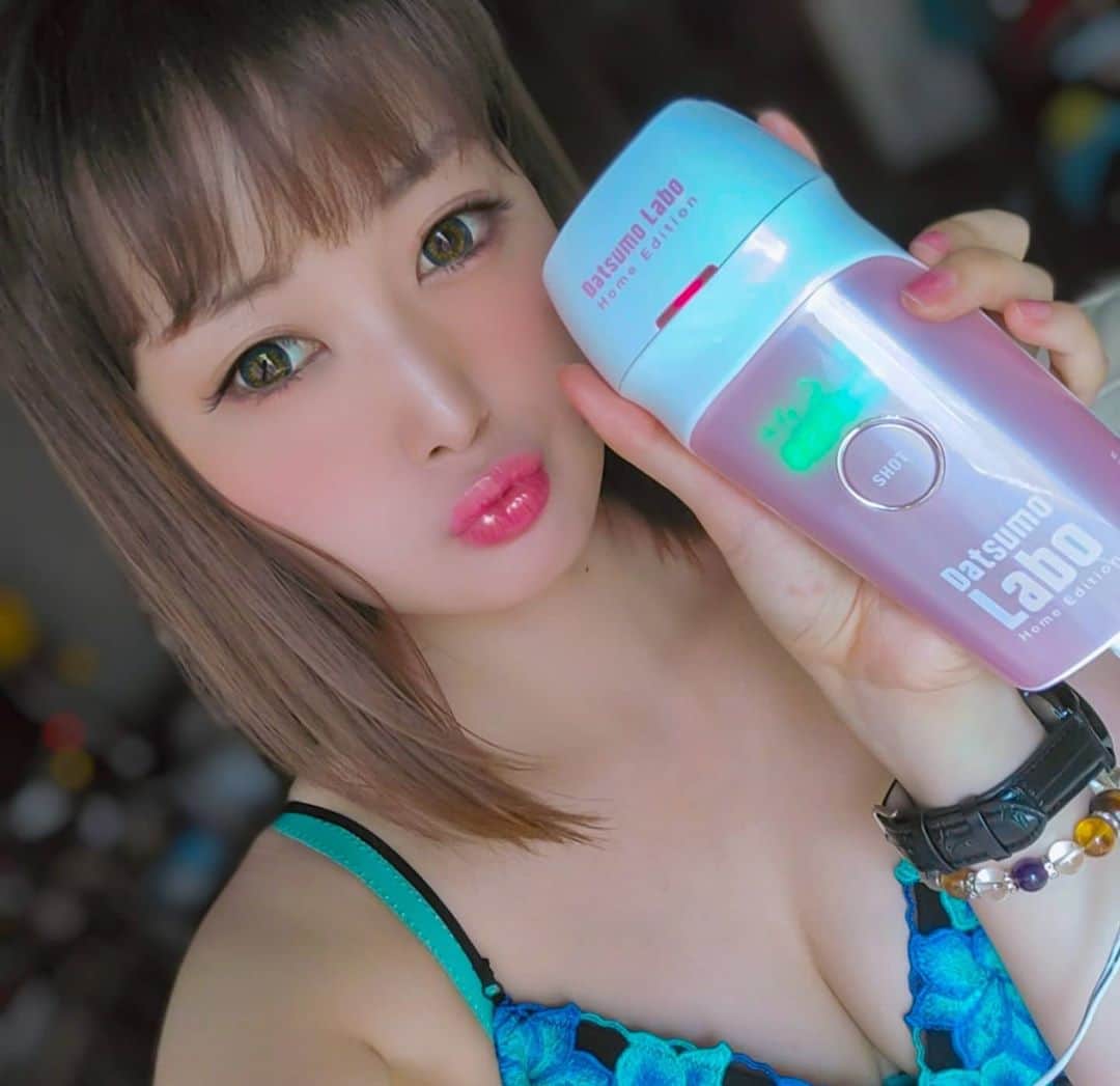 のインスタグラム：「全身脱毛サロン[脱毛ラボ] 家庭用脱毛器を使い切る【30万発チャレンジ】 に参加したーっっ🥰✨  この機会、肌に当てる部分が自動冷却なってて 事前のジェル塗ったり、お肌を冷却する手間が省ける！  連射モードで全身15分ほどで完了出来るのも魅力🤗✨ 女性だけやなくて、男性も使えるよ👀 肌のタイプで、レベルモード切り替えも🤔👍  脱毛ラボでは、今持ってる他の家庭用脱毛器、 他社脱毛サロンから乗り換える[乗り換え割]を使うと 最大50%offでこの脱毛器が購入できるキャンペーンやってるよー！！  私は、２２１．８７９発まで使いました♥ 次のチャレンジｬｰ　@hazu_kin さんに回します！  .  #30万発チャレンジ #脱毛ラボホームエディション #脱毛ラボ_pr #脱毛#脱毛サロン#脱毛器#家庭用脱毛器 #ホームでエステ #ホームエステ#美容#美容好き#脱毛ラボ #全身脱毛#全身脱毛サロン#キャンペーン#beautycare #美肌#ツルツル肌#毎日エステ　#お家でケア#美容好きな人 #美容家#Beauty#Girl#skincare#スキンケア」