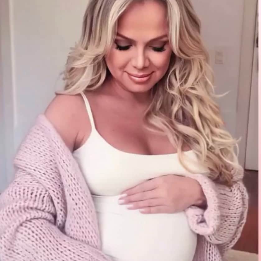 Eliana Michaelichin Bezerraのインスタグラム：「#TBT de uma gravidez de risco que me transformou como mulher e ser humano. Cada obstáculo um aprendizado. Nesta fase nem poderia imaginar tamanha fofura. #manuelamrseminstagram #maedemenina #maedemenino #maededois #maefeliz #mariapassanafrente #thankgod」