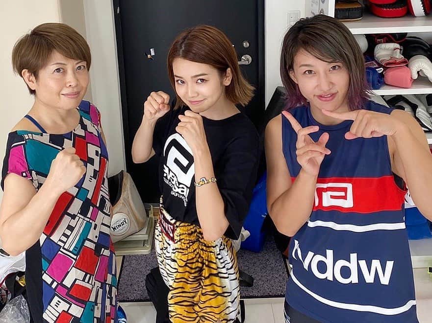 富久美玲のインスタグラム：「_ . 杉山さん🥊💕 とYouTubeコラボ▶️しました＼(^o^)／ . マイグローブなど全身コーディネート 一緒に選んで頂いて更にやる気UP！！！ そんな今日も杉山さんのクラスです✨ .」
