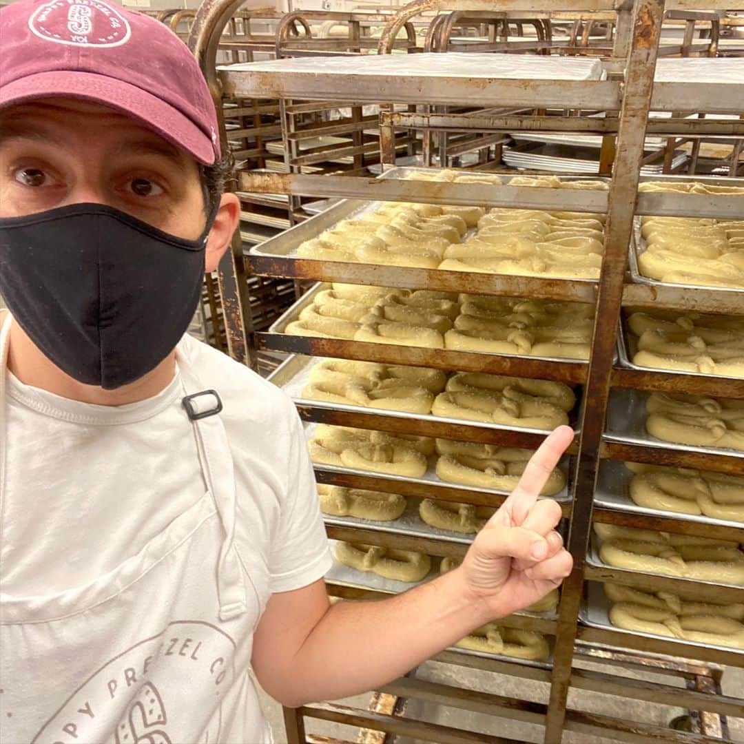 アダム・シャピロのインスタグラム：「Just rolled a BUNCH A PRETZIES  Also @neverhaveiever is da best show on the tv」