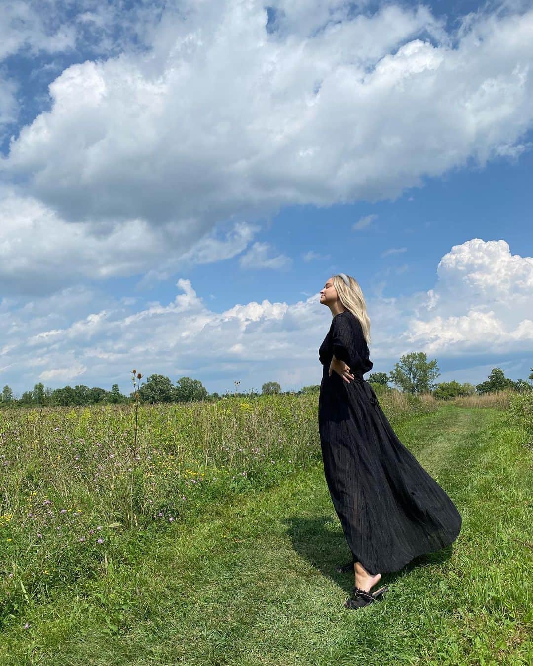 リズ・チェルカソワのインスタグラム：「This place needs no edits and no filters. Neither do I. Neither do you.」
