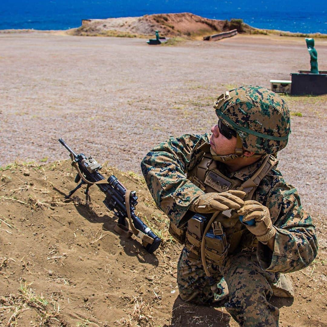 アメリカ海兵隊さんのインスタグラム写真 - (アメリカ海兵隊Instagram)「Aim High, Throw High  Lance Cpl. Aaron Davis, a rifleman with 3rd Marine Regiment, throws a training grenade while executing squad attacks during Bougainville I on @mcb_hawaii.   The exercise trains and evaluates team leaders in small unit proficiency while increasing the battalion’s combat readiness. (U.S. Marine Corps photo by Cpl. Jacob Wilson)  #USMC #Marines #Military #Grenade」9月4日 10時38分 - marines