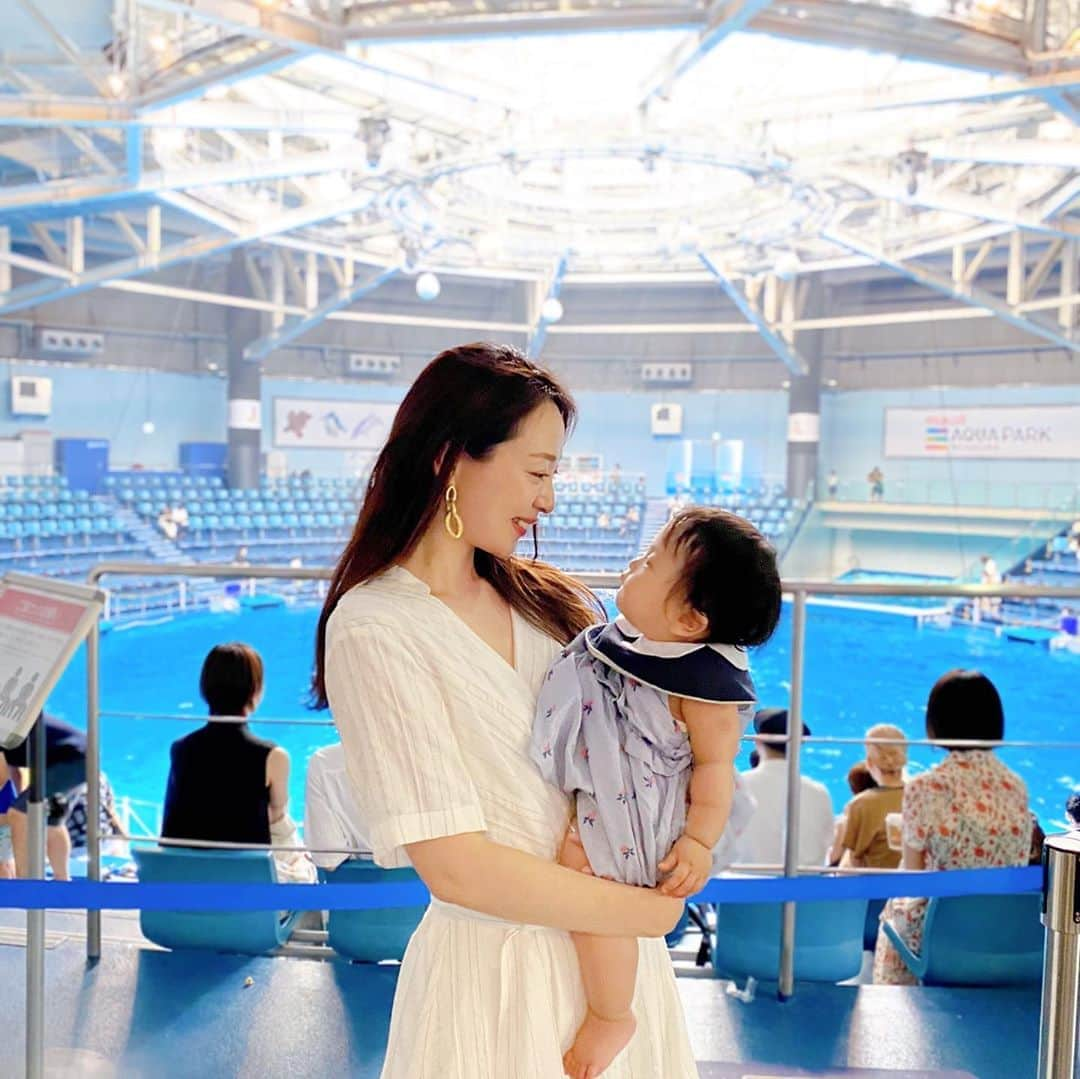 磯部奈央さんのインスタグラム写真 - (磯部奈央Instagram)「はじめての水族館🐟 . ストーリーには載せたけど、フィード投稿にも♡ . お盆の話だからちょっと前のことですが、今年は東京都から出られないお盆だったので、「マクセル アクアパーク品川」へ👨‍👩‍👧 . ずっと我慢だったから、娘が生まれて、やーっとお出かけらしいお出かけができた気がする🥺 . 到着しても爆睡だったので🤣、さすがに起こして、いきなり記念写真撮ったら、めっちゃきょとん顔😯w . 小さな水槽に入った、小さなお魚さんにはあまり興味持ってる感じしなかったけど、イルカショーには、瞬きを忘れて釘付けでした😳🐬 . 水族館のあと、シンガポール料理屋さんに行って、チリクラブ🦀をエプロン付けて食べてたら、結婚前に2人で行ったシンガポール旅行を思い出した😋 . ふたりで行った海外、26ヵ国だったかな？妊娠してから、1ヵ国も更新されてないし、これから更新される兆しはまだないけど、これからは家族3人の思い出を増やしていけるのが楽しみだなー👨‍👩‍👧❤️ . . #生後8ヶ月 #0歳 #新米ママ #新米ママと繋がりたい #ママと繋がりたい #赤ちゃんのいる暮らし #あかちゃんのいる生活 #ママライフ #女の子ベビー #女の子ママ #12月生まれ #成長記録 #育児記録 #子連れ #家族 #家族の時間 #水族館 #はじめての水族館 #イルカショー」9月4日 10時39分 - nao_isobe729