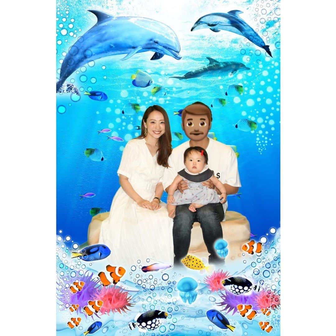 磯部奈央さんのインスタグラム写真 - (磯部奈央Instagram)「はじめての水族館🐟 . ストーリーには載せたけど、フィード投稿にも♡ . お盆の話だからちょっと前のことですが、今年は東京都から出られないお盆だったので、「マクセル アクアパーク品川」へ👨‍👩‍👧 . ずっと我慢だったから、娘が生まれて、やーっとお出かけらしいお出かけができた気がする🥺 . 到着しても爆睡だったので🤣、さすがに起こして、いきなり記念写真撮ったら、めっちゃきょとん顔😯w . 小さな水槽に入った、小さなお魚さんにはあまり興味持ってる感じしなかったけど、イルカショーには、瞬きを忘れて釘付けでした😳🐬 . 水族館のあと、シンガポール料理屋さんに行って、チリクラブ🦀をエプロン付けて食べてたら、結婚前に2人で行ったシンガポール旅行を思い出した😋 . ふたりで行った海外、26ヵ国だったかな？妊娠してから、1ヵ国も更新されてないし、これから更新される兆しはまだないけど、これからは家族3人の思い出を増やしていけるのが楽しみだなー👨‍👩‍👧❤️ . . #生後8ヶ月 #0歳 #新米ママ #新米ママと繋がりたい #ママと繋がりたい #赤ちゃんのいる暮らし #あかちゃんのいる生活 #ママライフ #女の子ベビー #女の子ママ #12月生まれ #成長記録 #育児記録 #子連れ #家族 #家族の時間 #水族館 #はじめての水族館 #イルカショー」9月4日 10時39分 - nao_isobe729