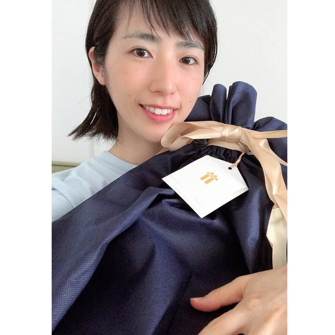 馬渕史香のインスタグラム：「リスナーさんより、誕生日&出産祝いをいただきました！ 匿名希望ということなので、お名前部分隠させていただいてます  ひとつはamazonほしいものリストに入れてた中からチョイスしてくださったのですが、届いた箱の大きさにちょっとびっくり😂  中身は3枚目に✨ うれしー！！  そして、リスナーさんチョイスでフェイスマスクも💆🏻‍♀️ ありがとうございます💚」