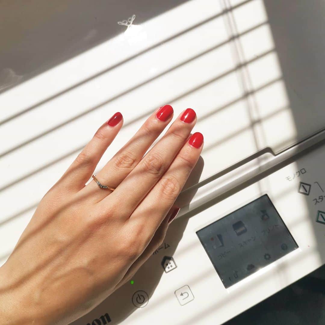 ayaka8880のインスタグラム：「. . コピーしようと思った手元がキレイだと頑張ろうって思える不思議。 . ネイル、こまめに塗ろう💅 . #マグロの柵みたいな赤　 #マグロレッド」