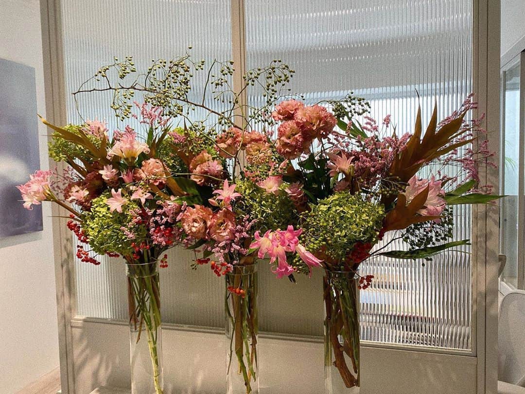 ソンミさんのインスタグラム写真 - (ソンミInstagram)「今週のお花は﻿ ﻿ ✔︎野ばらの実﻿ ✔︎スターチス﻿ ✔︎クルクマ﻿ ✔︎トルコキキョウ﻿ ✔︎アマクリナム﻿ ✔︎アナベル﻿ ✔︎ビバーナムコンパクタの実﻿ ✔︎グレビレア﻿ ﻿ で素敵に生けてもらいました。  #myoffice  #meethoffice」9月4日 10時46分 - sonchan0111