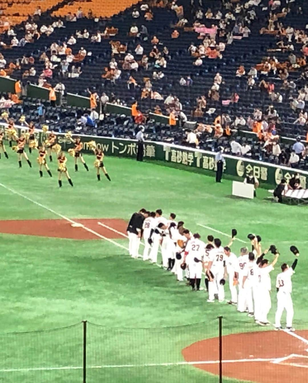 佐藤由季さんのインスタグラム写真 - (佐藤由季Instagram)「最強ーーー✊✨ ⚾️⚾️⚾️⚾️⚾️⚾️⚾️⚾️⚾️⚾️⚾️⚾️⚾️ #ホームラン記念日 の神様も ありがとうございます😆🙏 13連戦を気持ち良くスタートダッシュです！ 私も帰り道、ナイター終わりでも いつもより明るく感じた気がする…✨ 今朝の目覚めも最高…☺️ さぁいこ〜う✊ さぁいきょ〜う✊ 円陣タイム🕶もしっかり13回確認しました だって13連戦に13得点！縁起が良い👏 さぁ！13連戦⚾️最強に駆け抜けましょう🏃‍♀️ 東京ドームに戻ってくるまでは 私もテレビ前で毎日闘魂込めますね🔥 #ジャイアンツ  #withfans  #日テレジータス  #giantsPP  #直生  #プレゲームショー  #13連戦  #13得点  #連勝  #スタートダッシュ  #東京ドーム  #最強 🕶 #試合前から見逃せない  #噂の円陣タイム  #答え合わせ 🙆‍♀️ #挨拶番長 #岸田選手 に感謝😂🙏 #闘魂  #橙魂  #ジャイアンツ愛  #場内リポート  #フリーアナウンサー  #佐藤由季  #GoFightWin」9月4日 10時57分 - yukisato0710