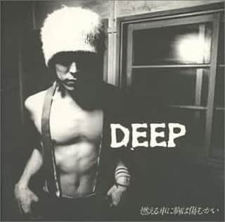 のインスタグラム：「X JAPAN/hide氏が育てたバンド"DEEP"が超久しぶりに帰って来ます♪  The DEEP will be back! I can't wait the gig for the first time in 24 years.  ボーカルの鈴木晃二と縁あってコメント入れさせていただきました⚡︎  『1995年、久しぶりに晃二から連絡をもらった。メジャーデビューライブのお誘いだった。  ライブには「日本の音楽シーンを変えたい」と叫ぶ、当時16歳だったミュージシャン志望の友人を誘った。彼はDragon Ashというバンドのボーカルでデビューすることになる降谷建志だ。DEEPのファンだと言う建志に、晃二とクラスメイトだった事を自慢した。笑  高校二年、同じクラスの出席番号の次が晃二だった。放課後は晃二の部屋でよく歌を聴かせてもらった。ギターのテクニックに加えトテツモナイ歌唱力まで持ち合わせどんなリクエストにも応じてくれた。  歌声の響く部屋で、世の中には凄いヤツがいるものだと衝撃を受けた。男前で自分の才能を極めている晃二は眩しく、俺も羽ばたきたいと強く想った。  青春の想い出から時は経ち、また新たな魅力を披露してくれること、心から楽しみにしています。  DEEP 再結成、おめでとうございます。このご時世に嬉しいニュースをありがとう』  https://natalie.mu/music/news/394388  #XjapanHide #DEEP #鈴木晃二 #DragonAsh #降谷健志 #kj #鈴木一真 #KazumaSuzuki」