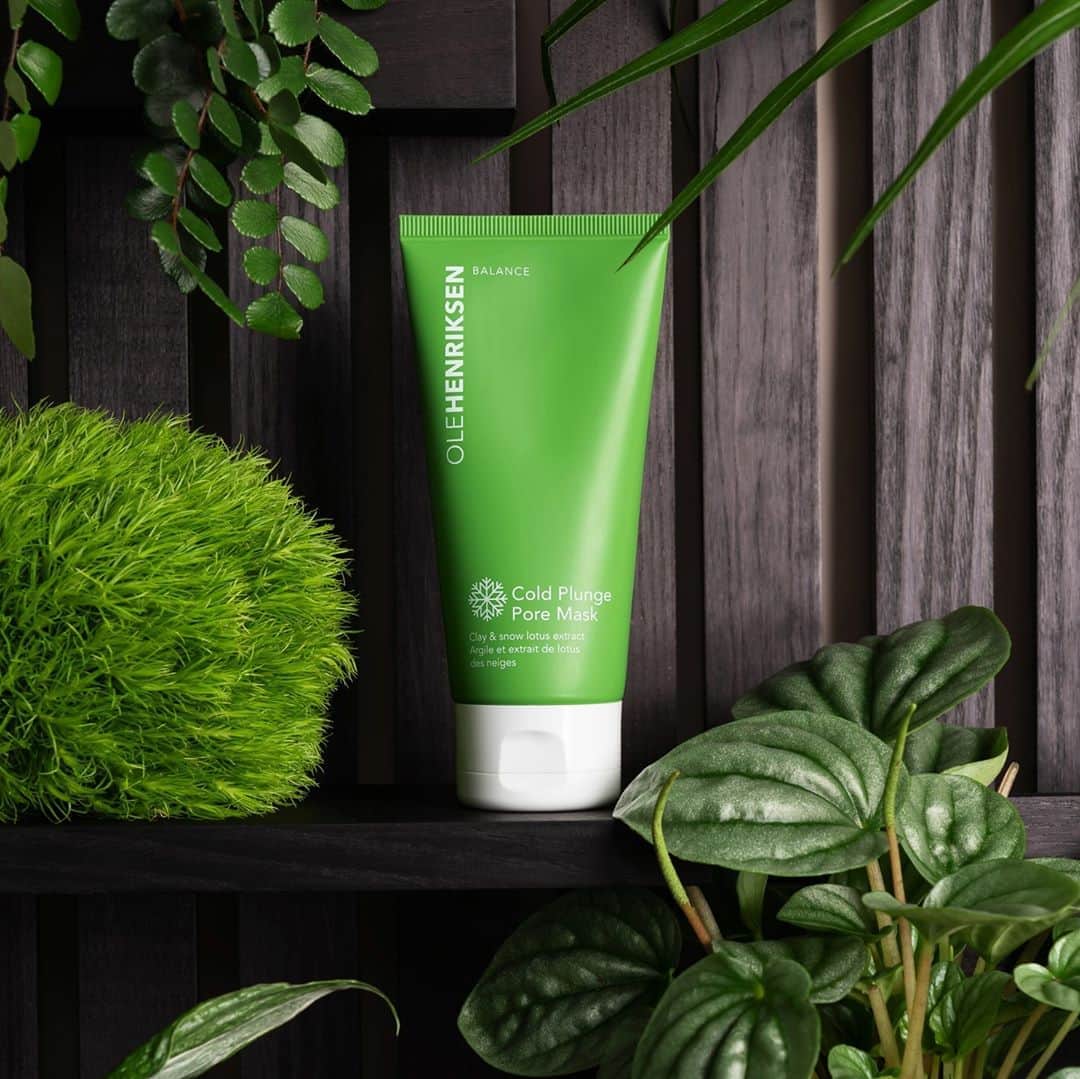 のインスタグラム：「Leaf pores and oily skin behind. Leave a 💚 if you’re using this mask tonight. - Did you know? Cold Plunge Pore Mask is made with Green Fusion Complex: A proprietary blend of potent active botanicals—including green tea, eucalyptus, algae (kelp), and Irish moss extracts—with natural antiseptic properties to absorb excess oil and refine pores.」