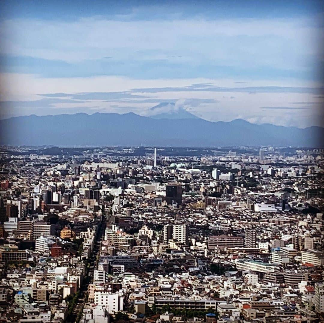 のインスタグラム：「今朝はホテル西側に #富士山 を望むことができました。どうぞ心晴れやかな金曜日と週末を！ A bright and clear summer morning is a rare treat as we have an even better view of #MtFuji.  #parkhyatttokyo #luxuryispersonal  #mtfuji #mtfujijapan  #fujisan  #パークハイアット東京」