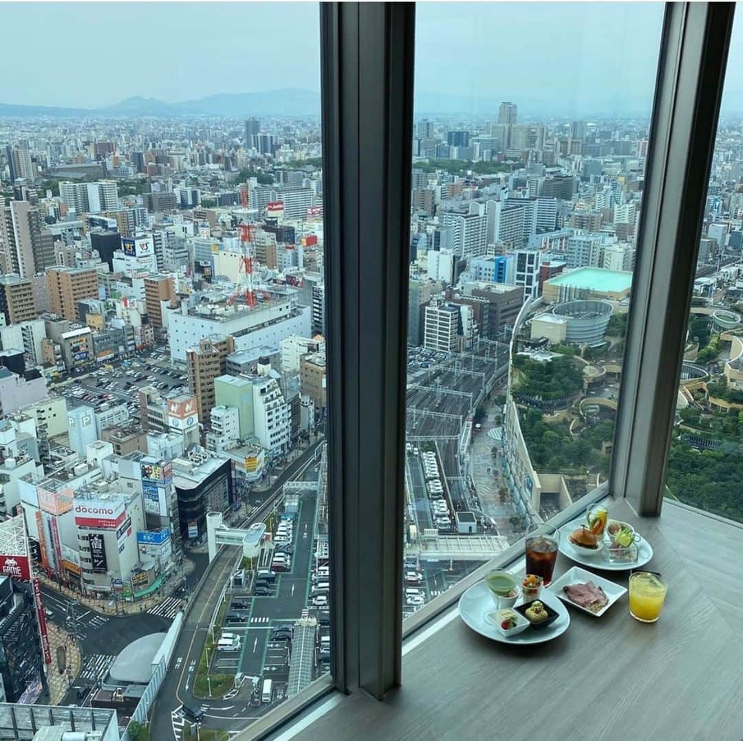 スイスホテル南海大阪さんのインスタグラム写真 - (スイスホテル南海大阪Instagram)「#フライデーファンフィーチャー: とびっきりの贅沢を。 @kokijourney さん、#タボラ３６ での36階からの一コマをご投稿いただきありがとうございます。こんな眺めと共にいただくブランチ、素敵ですね。スイスホテル南海大阪で撮影した写真を #LiveItWellOsaka #洗練された時　のハッシュタグをつけてご投稿ください！毎週金曜日にあなたの自慢の#洗練された時をご紹介します。#スイスホテル南海大阪　#スイスホテル　  #FridayFanFeature: Top of the world indulgence.   @kokijourney shares his journey atop 36 floors at the Swissotel Nankai Osaka's #Tavola36. How's that for a brunch view? Have any photos of the Swissôtel Nankai Osaka? Tag us #LiveItWellOsaka for a chance to be featured!」9月4日 11時00分 - swissotelnankaiosaka_official