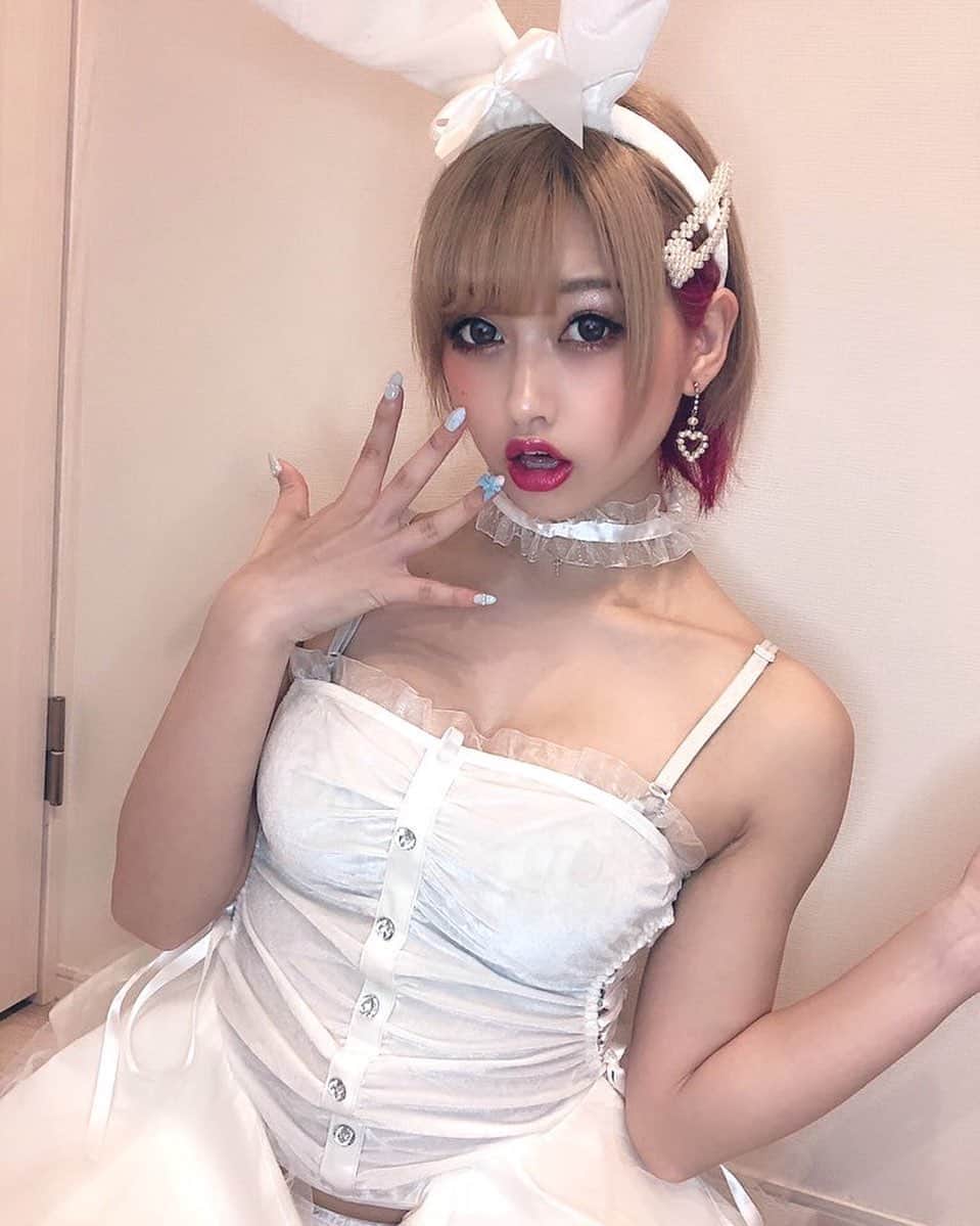 のインスタグラム：「‪本日はこちら💒🤍🖤‬  ‪ロリータイベントにくわえて、久しぶりにparty onにて撮影会があります♡‬‪まりんは20:30-20:50にいます！(バーレスク予約のお客様1000円撮影会のみ5000円) バーレスクには2-4部でいるよ👶🏻✌🏻💓💓‬ . . 普段は着ないふりふりあまあまなお衣装でお待ちしてますので、よかったら会いに来てください💓撮りに来てください💓💓 . . #撮影会  #partyon#partyontokyo #burlesque #burlesquetokyo  #可愛いは正義  #後ろ姿美人 #笑顔#可愛い#清楚#ショートヘアメイク #ハイトーン#インナーカラー#さくらんぼ#海月姫#smile#cute#girl#haircolor#make#beauty #sea#jellyfish#撮影会モデル#グラビア#バニーガール#白ウサギ#あまあま#ロリータファッション #ロリータイベント」