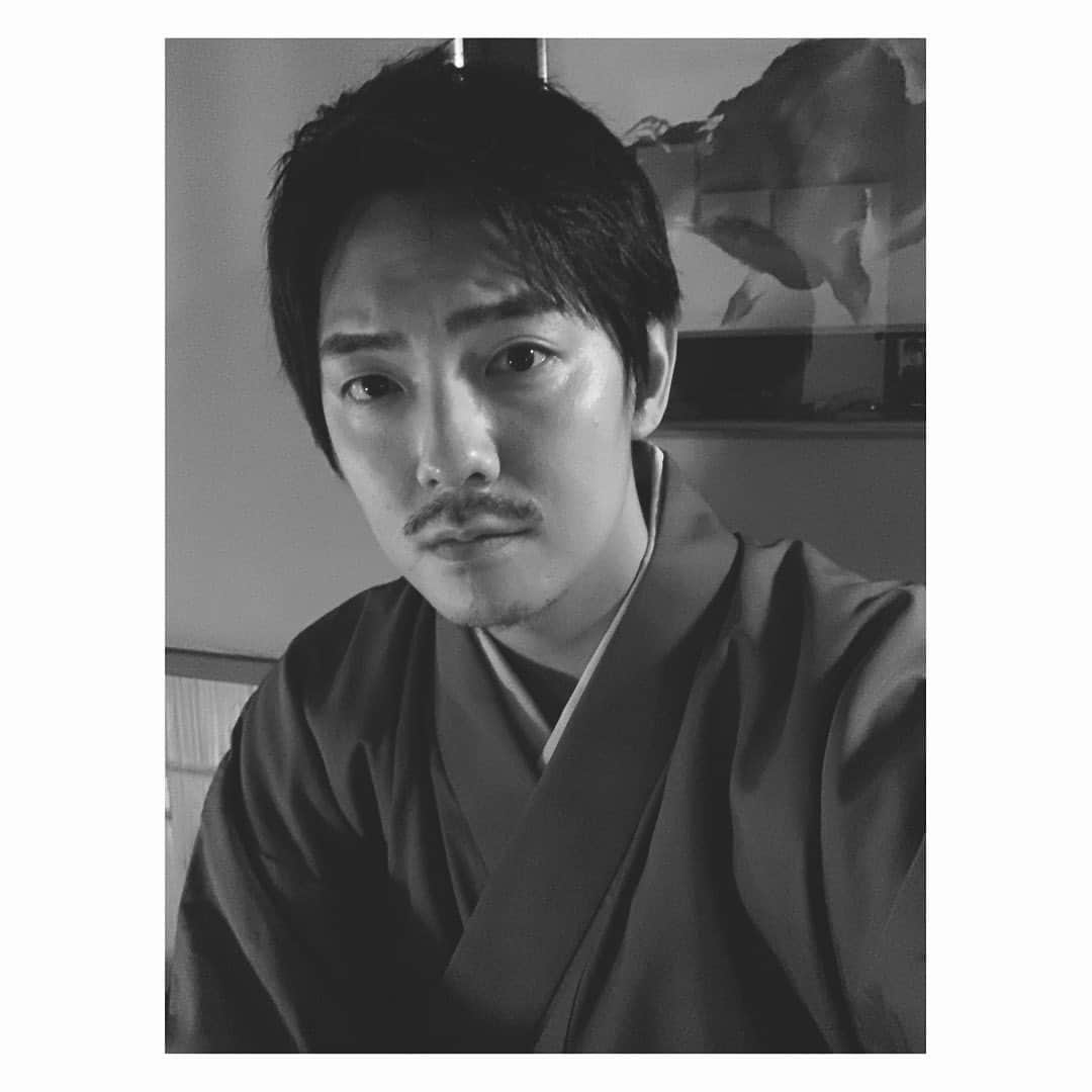 長田成哉のインスタグラム：「そういえばこの時期親知らず片方抜いて腫れが引いたけどまだ痛かった時期に撮影で、衣装着て髭を剃り落とす直前に撮っといた写真出てきたんで置いときますね。 痛みを隠し切れてない フェイスシールドバージョンも一緒に。笑 #和装 #珍しい #親知らず #痛かったなぁ」