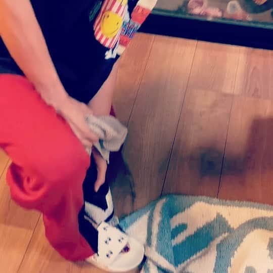 のインスタグラム：「とある母さんが、 かたくなに開かないコルクと格闘する図。  #抜けぬなら #抜くまで引こう #トモノタメ  コルクは抜ける事なく、 無駄な筋トレとして逞しさを手に入れましたとさ。  #使うなら今だな #シングルマザー」