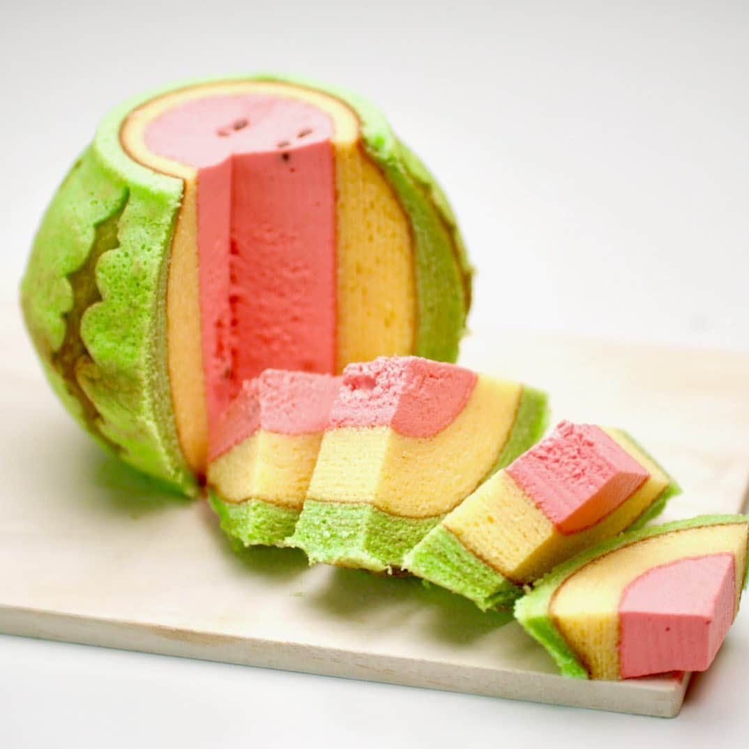 Kawaii.i Welcome to the world of Tokyo's hottest trend♡ Share KAWAII to the world!のインスタグラム：「It may look like a watermelon, but it’s actually baumkuchen! It’s filled with watermelon-flavored mousse and chocolate flake seeds! The outer part is melon-flavored.  This dessert was made by Okashi no Taiyou @okashi_TAIYO﻿ ﻿ Shop name: Okashi no Taiyou ﻿ Address: 293 Iigura, Sousa City, Chiba, 289-2147﻿ Nearest Station: Iigura Station (10 min walk)﻿ ﻿ Click on the profile link for the video!! (FREE)﻿ @kawaiiiofficial  ﻿ Featured on Kawaii International ”Stay at Home Kawaii -Eating in Is the New Out" ﻿ ↓﻿ 26:16 MOGU MOGU Time﻿ ﻿ #sweets #watermelon #baumkuhen #okashinotaiyou」