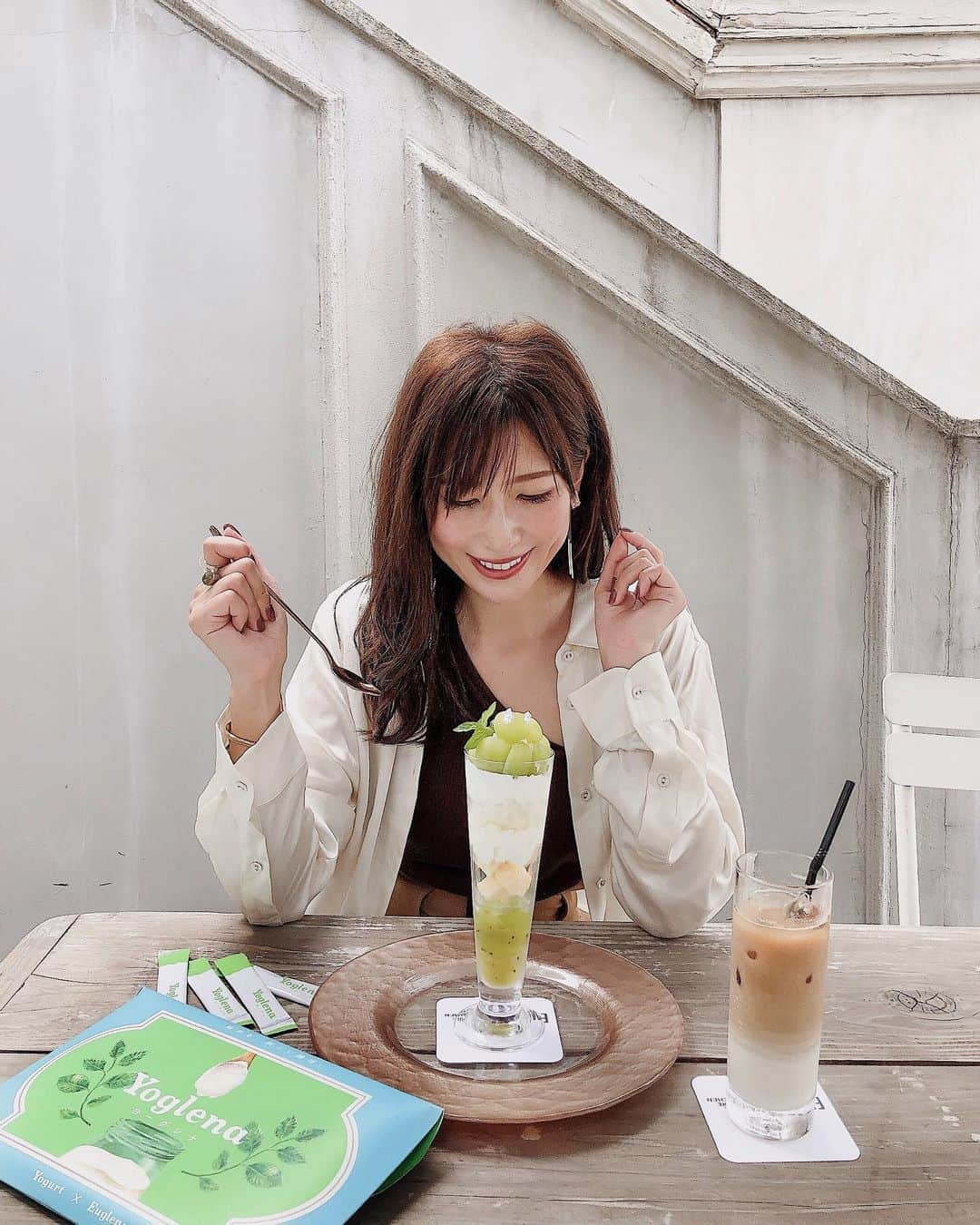 l.lily1013さんのインスタグラム写真 - (l.lily1013Instagram)「美味しく免疫アップしていきたいなーって 最近始めた菌活！ @yoglena_official  ・ というのも、寝不足とストレスで口角炎が痛すぎて免疫を意識するように😫 ・ ヨーグレナはスーパーフードの｢ユーグレナ｣と 最先端菌活として注目の｢シンバイオティクス｣ を合わせて作られてるよ！ ・ 水、牛乳、豆乳などにサッと溶けて美味しいから続けられる😋 そのままでもOKだし料理に混ぜてもOK! ・ 私は朝早い日はバッグに入れて、 外出先で水に溶かして飲んじゃう！ そしたらズボラな私でも忘れないの🤣 ・ 無理なく続けられる健康意識って大事✨ 息子も好きな味だよー🌱 ・ ・ #スーパーフード#免疫力#免疫アップ#健康維持#菌活#ユーグレナ#栄養価#男の子ママ#ママコーデ#ヨーグレナ#カフェ巡り #カフェスタグラム #カフェ好きな人と繋がりたい #カフェ部 #健康オタク #健康ごはん #健康食」9月4日 11時21分 - l.lily1013