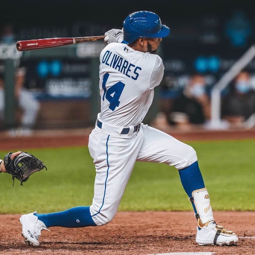 カンザスシティ・ロイヤルズさんのインスタグラム写真 (カンザスシティ・ロイヤルズInstagram)「First hit as a Royal. First run as a Royal