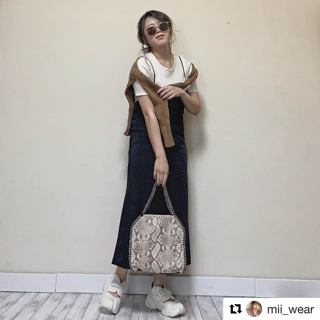 ショップにこにこさんのインスタグラム写真 - (ショップにこにこInstagram)「#Repost @mii_wear with @get_repost ・・・ ꕤ﻿ ﻿ いきなり寒くなったかと思えば﻿ また暑い、、、😩﻿ ﻿ ベビさん👶🏻も終始機嫌が悪くて、1日ほぼ抱っこ🥺﻿ さすがに疲れるで｡｡｡(lll __ __)ﾊﾞﾀｯ﻿ ﻿ ﻿ リブTeeにサロペットスカート﻿ ブラウンカラーのカーデ肩掛けで、ちょっぴり秋🌰﻿ ﻿ スカート肩紐調節出来るから、長めに履いてます☝🏻﻿ ﻿ 広がりすぎないシルエット&サテン素材で﻿ 子どもっぽくならず、﻿ オトナ女子にも着やすいサロペスカートだよ⍤⃝♡\♥︎/﻿ ﻿ - - - - - - - - - - - - - - - - - - - - - - - - - ﻿ cardigan⇒ @ciaopanictypy﻿ tops⇒ @uniqlo_ginza @uniqlo_with﻿ #ランダムリブクルーネックt﻿ skirt⇒ @socolla.official﻿ bag⇒ @shopnikoniko﻿ shoes⇒ @niketokyo﻿ - - - - - - - - - - - - - - - - - - - - - - - - - -﻿ ﻿ ﻿ ꕤ﻿ #mamagirl #mineby3mootd #partegram #locari #socolla #uniqlo #ciaopanictypy #ユニクロ #ソコラ #ユニクロTシャツ部 #ユニT #サロペットスカート #キャミワンピ #キャミワンピース #アクアリフト #カーディガン #大人女子コーデ #シンプルコーディネート #シンプルコーデ #ママコーディネート #30代コーデ #30代ファッション #大人カジュアル #大人カジュアルコーデ #ママコーデ #プチプラコーデ #プチプラコーディネート #お洒落な人と繋がりたい」9月4日 11時41分 - shopnikoniko