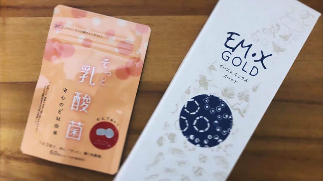 のインスタグラム：「【ワラヲモスガッタ8月】  現実感  何年か前に朝ごはんサプリとかやだな〜とか言ったら自力で補えないから足りないものは補う年齢だよね、もう、と、言われて  あっ わかった、すぐやる、笑  こんな時、こだわりとかは瞬殺で消せる自分を褒めてあげたい、笑  冷えなのか熱中症だったのか、フラフラひどいなとおもったら  ステイホーム気味で鉄分とるのをすっかり忘れてました、笑  先日、お腹も弱かったので美容に詳しい2人にオススメいただいたコチラを☺︎  @marie_esther_kumada  サプリメント @sarukorich オススメの姜葱醤  お料理に使えて体ポカポカとな、手羽先のお粥に足してもいいかもな、と買いたいのになかなかないゾ  なるべくご飯で、足りないものは補う感じでこのままいきたい、笑  #腸活 #健康 #美容 #そっと乳酸菌 #姜葱醤  #emxgold  #とりあえず頼もう強化月間 #とりあえずいいものは試そう」