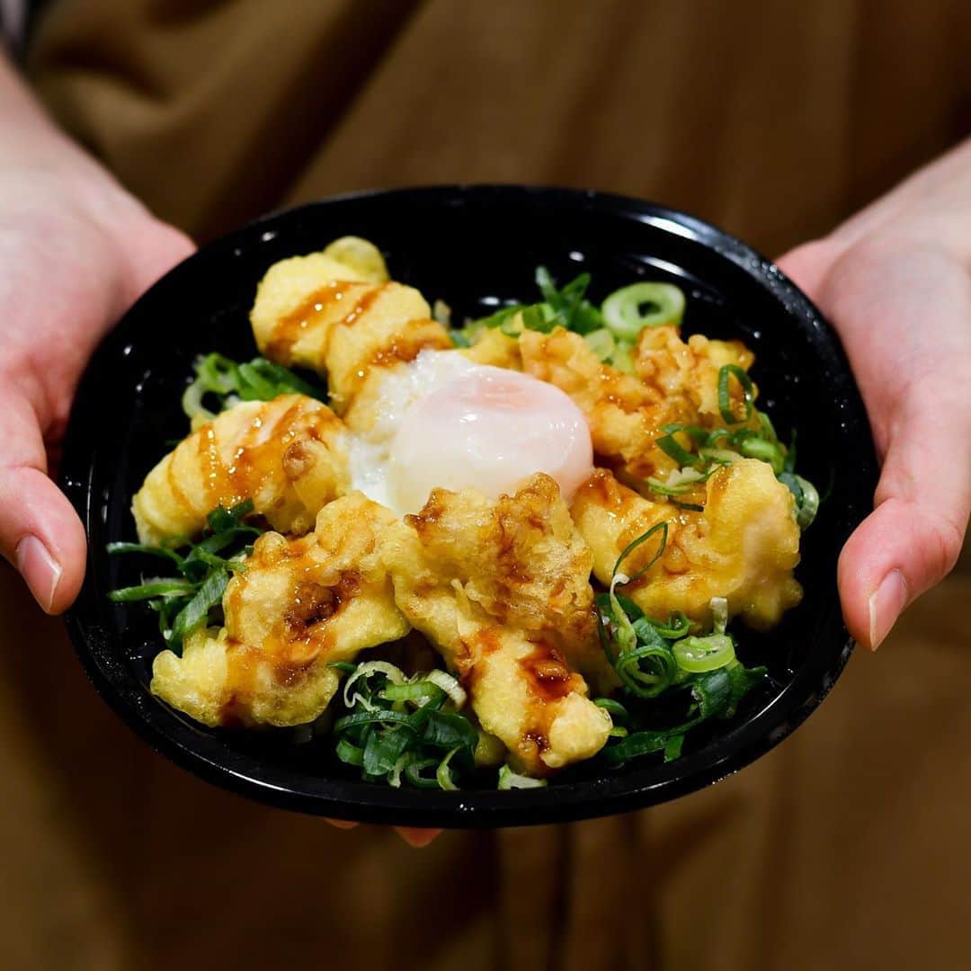BIO-RAL靭店さんのインスタグラム写真 - (BIO-RAL靭店Instagram)「・ 「薩摩ハーブ鶏のとり天丼」  スタッフにも人気のお惣菜♫ ハーブ鶏の天ぷらとトロトロの温玉を乗せて出汁のきいたタレで仕上げた人気のお惣菜です。  残暑を乗り切りたい季節にぴったりのスタミナ満点の一品です★  #ビオラル #bioral #bio-ral #ビオラル靭店 #スーパーライフ #ライフコーポレーション #阿波座 #靭公園 #ライフ #ナチュラルスーパーマーケット #ナチュラルマーケット #惣菜 #美味しいお惣菜 #とり天 #とり天弁当 #とり天丼 #ハーブ鶏 #ビオラルのお惣菜 #スーパーのお惣菜」9月4日 11時42分 - bioral_west