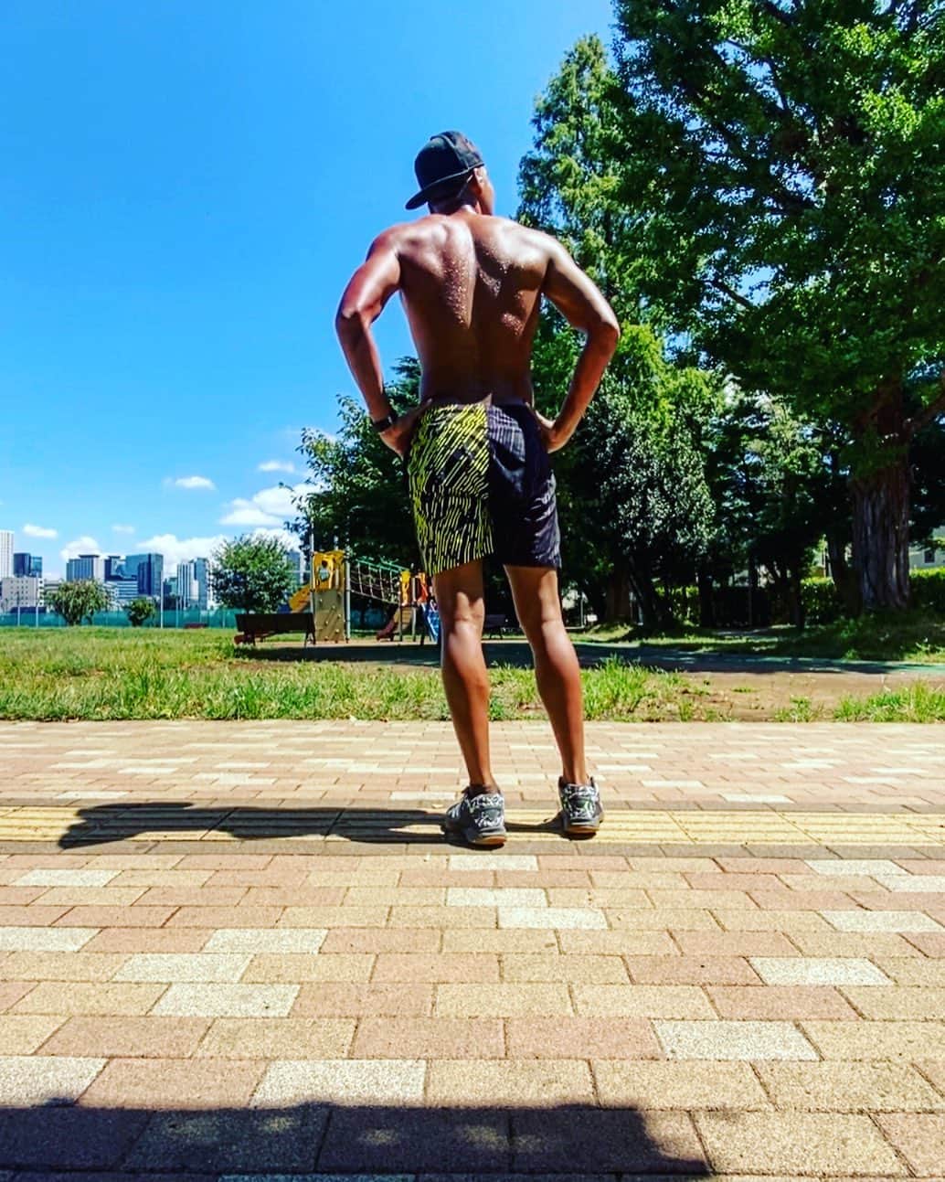 モーゼス夢のインスタグラム：「Parktraining🔥 背中の汗がリアル！ 本物しかいらない！ 黒豹完了レベル78% 躍動感ある身体を手に入れよう #尼崎の黒豹 #アマクロ」
