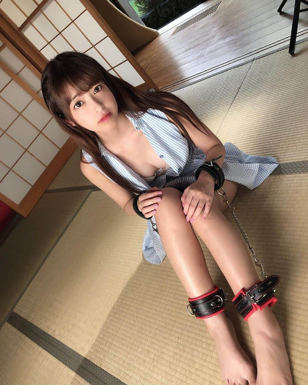 桜もこさんのインスタグラム写真 - (桜もこInstagram)「縛られてます😈  #縛られる #手錠　#結ばれる #helpme #ストレート　#和室　#鎖 #japanesegirl #japanesemodel #instagram #instagood」9月4日 11時45分 - mokochan319