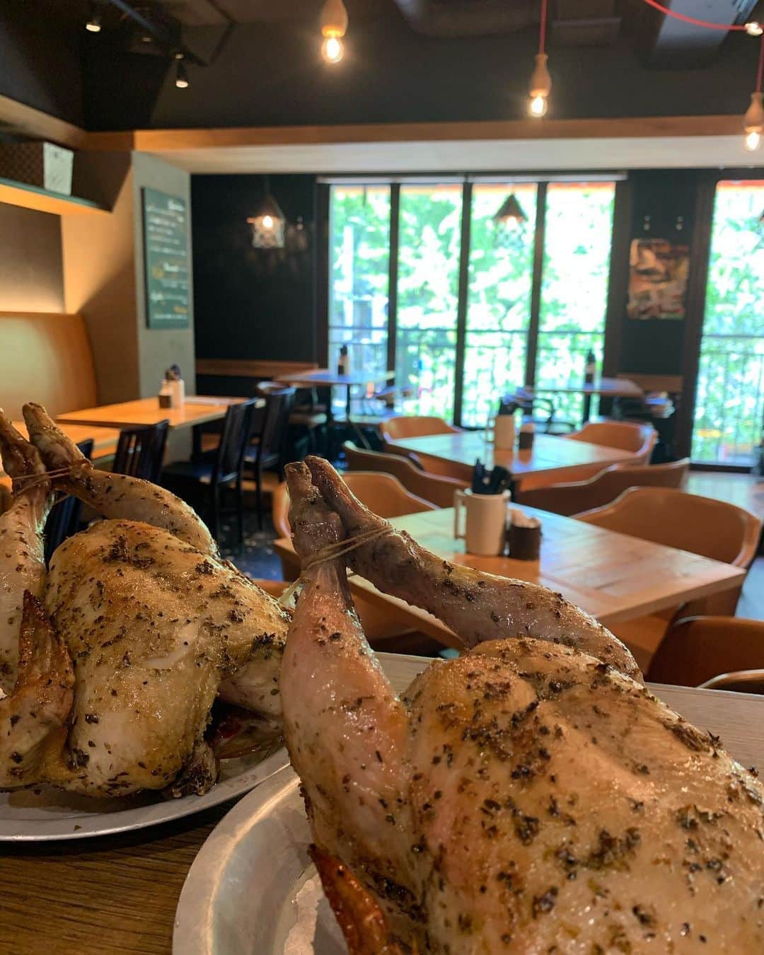 T.G.HEARTH TGハースのインスタグラム：「こんにちはTGハースです💁‍♂️﻿ 今日のランチはチキンの日🐓﻿ 1300円→1000円とお得に食べれちゃいます😆﻿ まだ食べた事ない方いらっしゃいましたら﻿ 今日がチャンスですよ‼️‼️‼️﻿ ﻿ テイクアウト限定チキンのご案内↓↓↓﻿ 当店名物ロティサリーチキン1羽まるごと¥1980🐓﻿ すぐ電話↓↓↓期間限定なのでお早めに〜💕💕💕﻿ ☎️03-6416-9445←ﾖｳﾁｪｹﾗ🤘﻿ ⭐️旨辛フェアも絶賛開催中なのでテイクアウトチキンの味変更やハーフ&ハーフも対応してます🤓﻿ ﻿ ◆予約受付﻿ 気になった方はこちら💁‍♂️ ﻿ https://tghearth-ebisu.com/course/﻿ ﻿ ◆ガレット（YouTubeで動画も見れるよ‼️）﻿ https://www.instagram.com/galette.galette/﻿ ﻿ https://m.youtube.com/channel/UC4nVtquelZgXuDnXWpCQ9sg﻿ ﻿ ◆モバイルオーダーも出来るようになりました✨﻿ プロフィールからHPをアクセスしてください♪﻿ モバイルオーダー﻿ https://tgh.for.dinii.jp/﻿ ﻿ ◆Uber eats・menu・出前館によるデリバリー﻿ 11:30〜21:00﻿ ﻿ ◆LINE@登録お願いします♪﻿ https://lin.ee/g0H4jc6﻿ ﻿ ﻿ 皆さまの笑顔に会えますように！💕💕💕﻿ ﻿ #TGハース#代官山ディナー#代官山ランチ#恵比寿グルメ#恵比寿ビストロ#恵比寿ディナー#代官山グルメ #ハース #代官山テイクアウト#恵比寿ランチ#ラクレット#チーズ#ロティサリーチキン#恵比寿ご飯#menu#恵比寿ワイン#テイクアウト#渋谷ディナー#恵比寿チーズ#tghearth#渋谷グルメ#渋谷ランチ#恵比寿チーズ#恵比寿カフェ#チーズケーキ#渋谷テイクアウト#恵比寿新聞#恵比寿ビール#チーズフォンデュ#恵比寿テイクアウト」