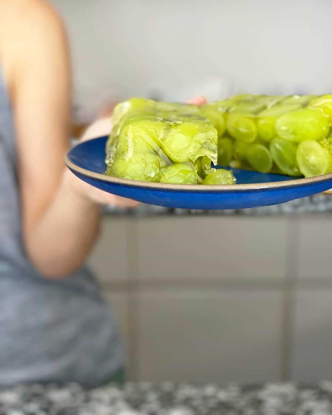 のインスタグラム：「・ ・ @lily.s.lily が送ってくれたシャインマスカットで シャインマスカットゼリー作りました🍇  仕込みのストーリズを見ていて速攻反応したさおちゃん　@saosweety がお仕事前に寄ってくれた🚶‍♀️  ゼラチンverと寒天verと作ったので両方とも 食べてもらったよん ゼリーもkombuchaも美味しいいただきました♪  ベースはナチュールの白ワインにキビ砂糖と蜂蜜と 有機レモンの果汁と皮を入れたよ 超簡単で美味しいゼリー ボナペティ  ・ ・ #life #おうちごはん #次は巨峰ゼリーを作ろうかな #ベースはロゼかな？ #我が家に松崎しげるが来た🤣ってくらい焼けてますw #わたしはパーソナル前で日焼け止めだけ」