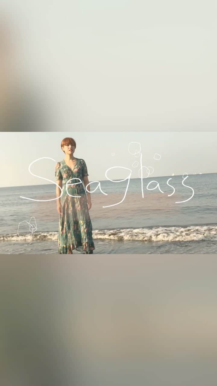五十鈴ココのインスタグラム：「Sea glassという 小唄を書いた  Sea glassというのは 海岸に落ちてるガラス片のこと。波に揉まれて角の取れて曇りガラスみたいになってる。  引いて満ちて、様々な感情や環境に 躍らされながらも やがて 丸くなり 想いを曇りに秘めながら 海辺にたゆたう 女の子たち。 って イメージ👩‍🦰👩‍🦱👩‍🦳👩‍🦲👧  なんと MV撮影・編集は 3年前セーラー戦士として共に闘った 女優野本ほたる！ @nomoto_hotaru 🐦  五十鈴 「映像撮りたいんだよな」 ほたる 「撮ってみようよ！」  この一言で、決まり。 君はなんて男前なんだ。 撮影の間中、それはそれは男前だったよ  彼女にとって初めての映像撮影だったはず。 全てのハプニングも楽しみながら サクサクこなしていく姿、頼もしかった。  映像中の アニメーションも 彼女の閃き。  この歌も、前日にあたしが 思うままに 作った 作品なのに まるで あたしの心を映し出すかのよーな イラスト。  君の 柔らかな どこまでも 自由な 発想と行動力と男前度に惚れたよ。 ありがとう。  それでは お楽しみください。 Sea glass  ※YouTubeにもupしました(^^) チャンネル登録お願いもおす！👩‍🦱✨」