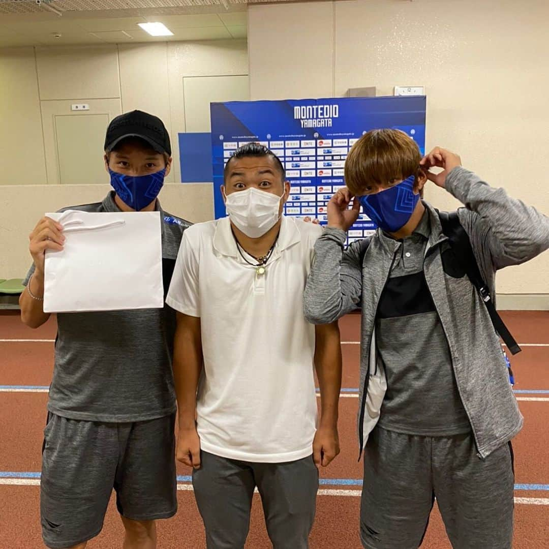 山岸祐也のインスタグラム：「. vsレノファ山口 応援ありがとうございました。 勝ちたかった。中2日で試合があるので切り替えていい準備を！！  #パウロ誕プレありがとう #プレゼントのセンス良くてびっくりした #顔からは想像つかないセンスの持ち主 #次はユニ交換しよね #今回は言うの遅いよね #試合後シャワー浴びてる時にラインで #交換しよって言ってこないで #明日は勝つ🔥 #モンテディオ山形」