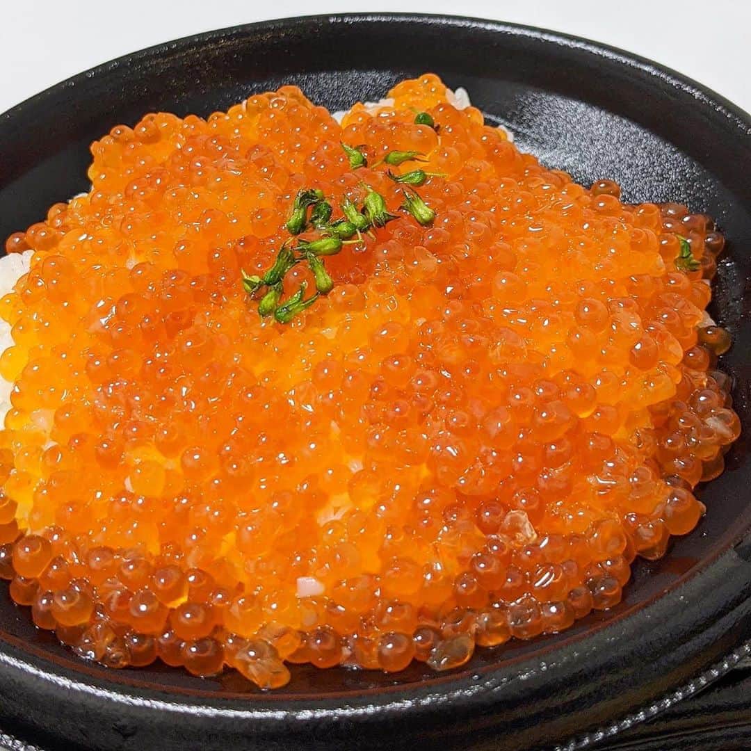 のインスタグラム：「名物！いくら御飯🍚イクラ増し﻿ 浜松町『#お魚総本家 (魚料理〜料亭の味)』﻿ ﻿ ubereatで🚴‍♀️🥡﻿ いくらご飯1300円追加は600円ごと60g！﻿ 塩梅で醤油漬けしたイクラがたっぷり(*´꒳`*)💓﻿ ﻿ 浜松町店はubereatのみで店舗でてこなかったけど﻿ 池袋だとイクラごはんは舛から溢れるまで﻿ 好きなだけかけれるそう🥺🥄﻿ かけ放題は上手にできたらお得な気分になるし、﻿ なにより楽しめるのいいね🙆‍♀️💓﻿ ﻿ #イクラ #いくら #いくら丼 #めぐログ_浜松町﻿ #浜松町グルメ #海鮮 #丼 #どんぶり﻿ #seafood #ご飯 #魚卵 #foodstagram﻿ #たべすたぐらむ #美味しいもの好きな人と繋がりたい」